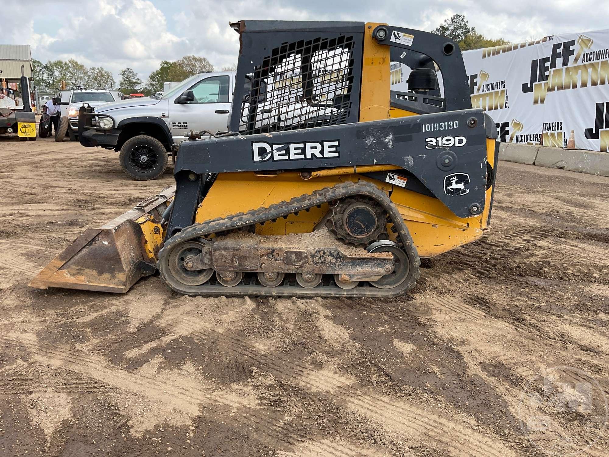 2013 DEERE MODEL 319D MULTI TERRAIN LOADER SN: 1T0319DJEDG249602 CAB