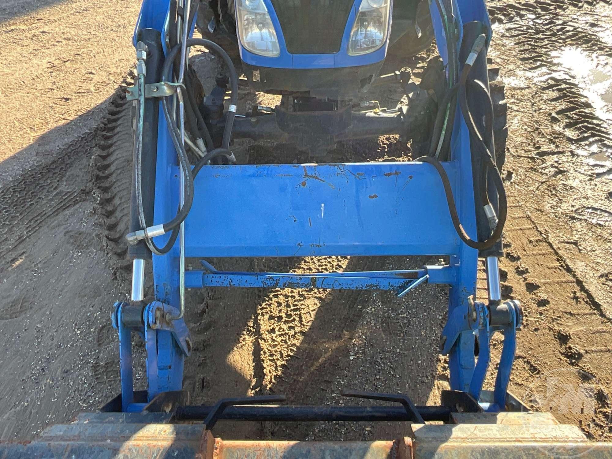 NEW HOLLAND BOOMER 3045 4X4 TRACTOR W/ LOADER SN: ZADB01279