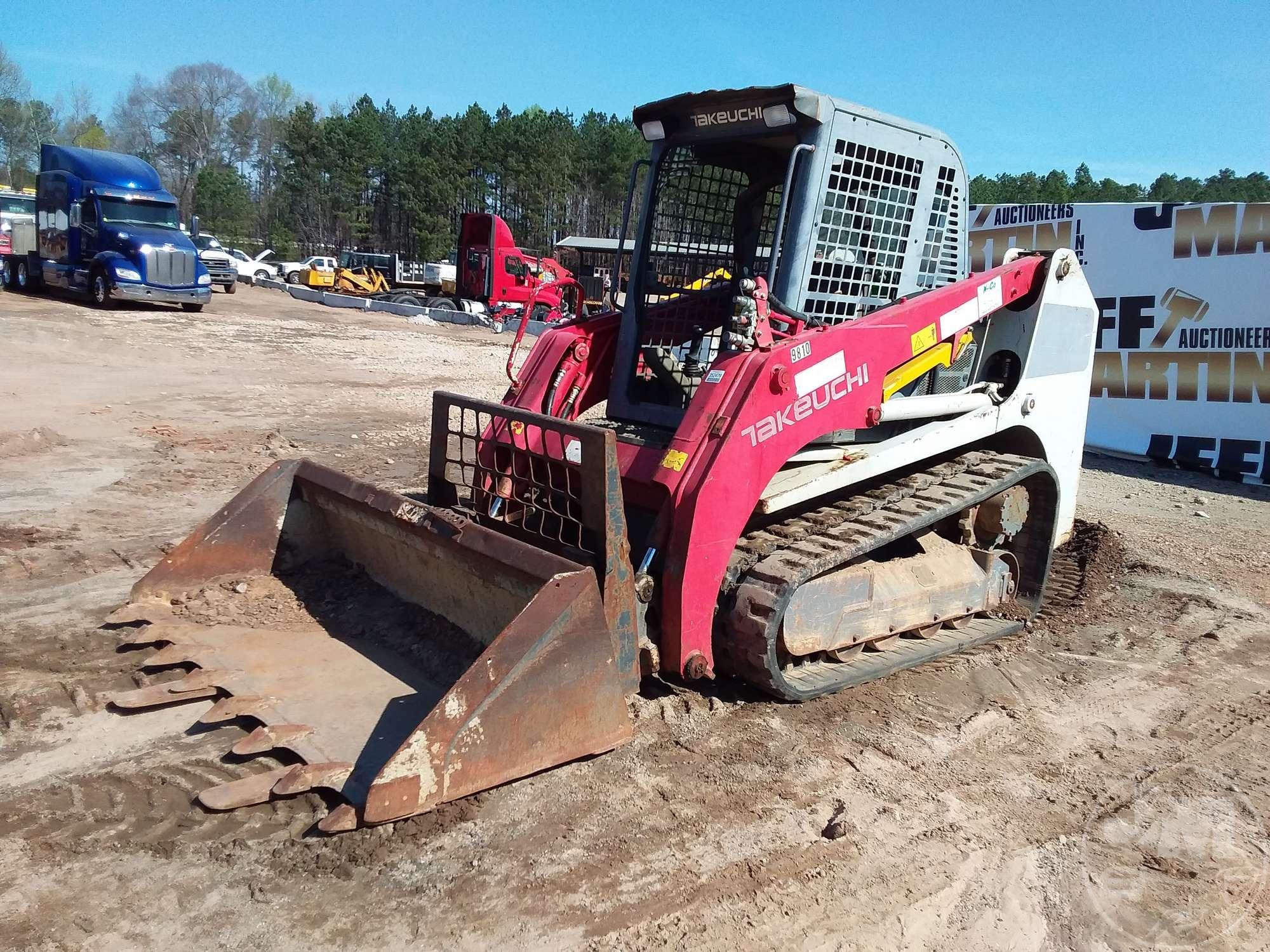 2015 TAKEUCHI MODEL TL10 MULTI TERRAIN LOADER SN: 201001872 CAB