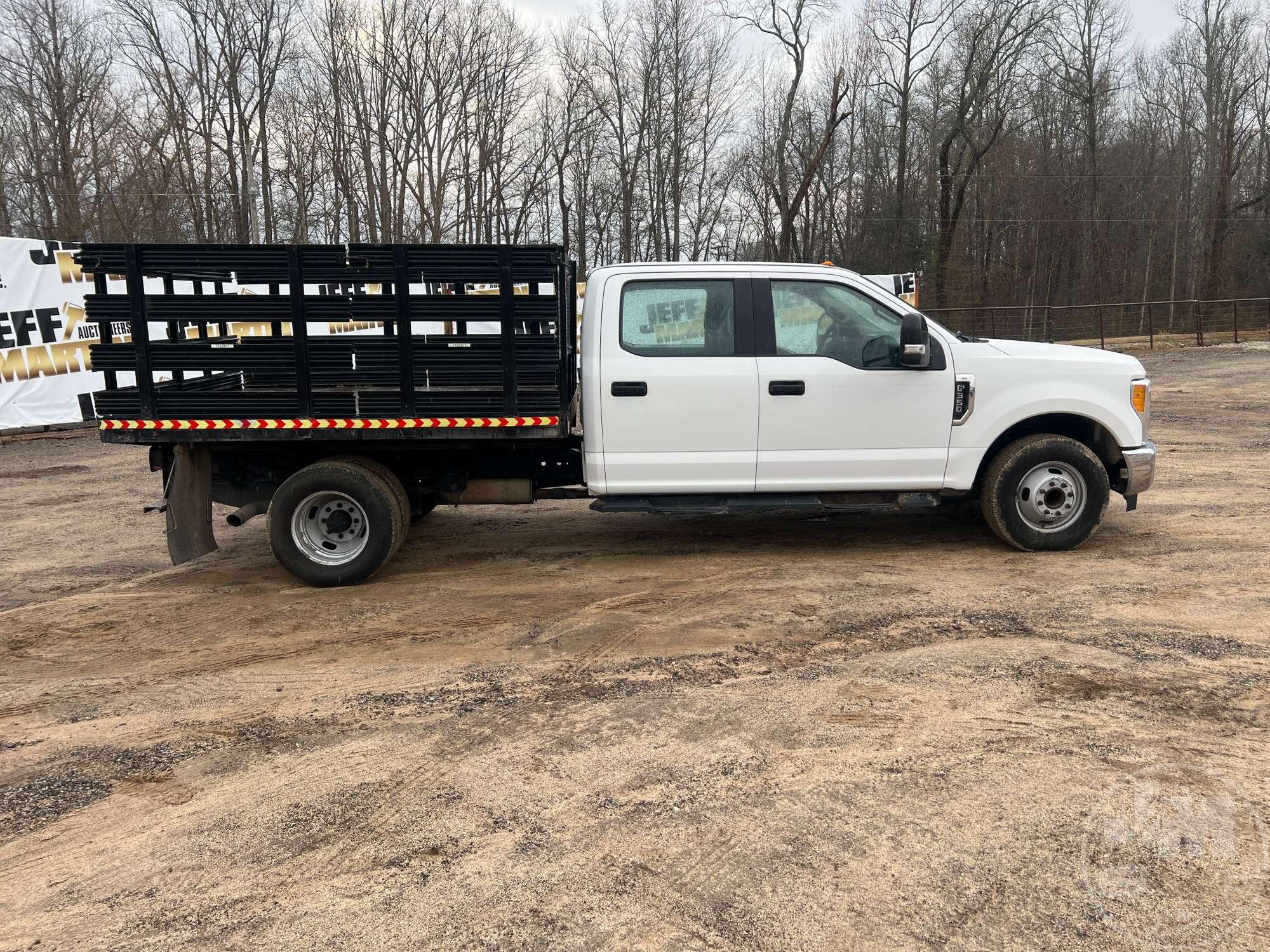 2017 FORD F-350 XL SINGLE AXLE CREW CAB FLATBED TRUCK VIN: 1FD8W3G60HEB24874