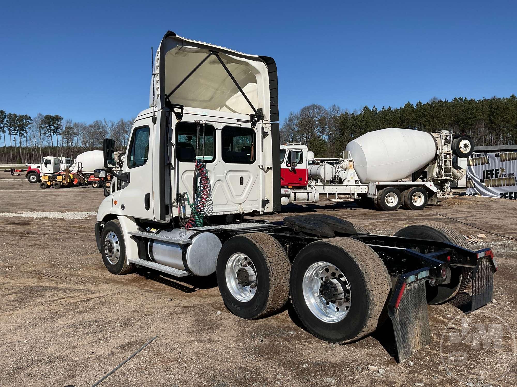 2018 FREIGHTLINER CASCADIA TANDEM AXLE DAY CAB TRUCK TRACTOR VIN: 1FUJGBDV2JLHS8478