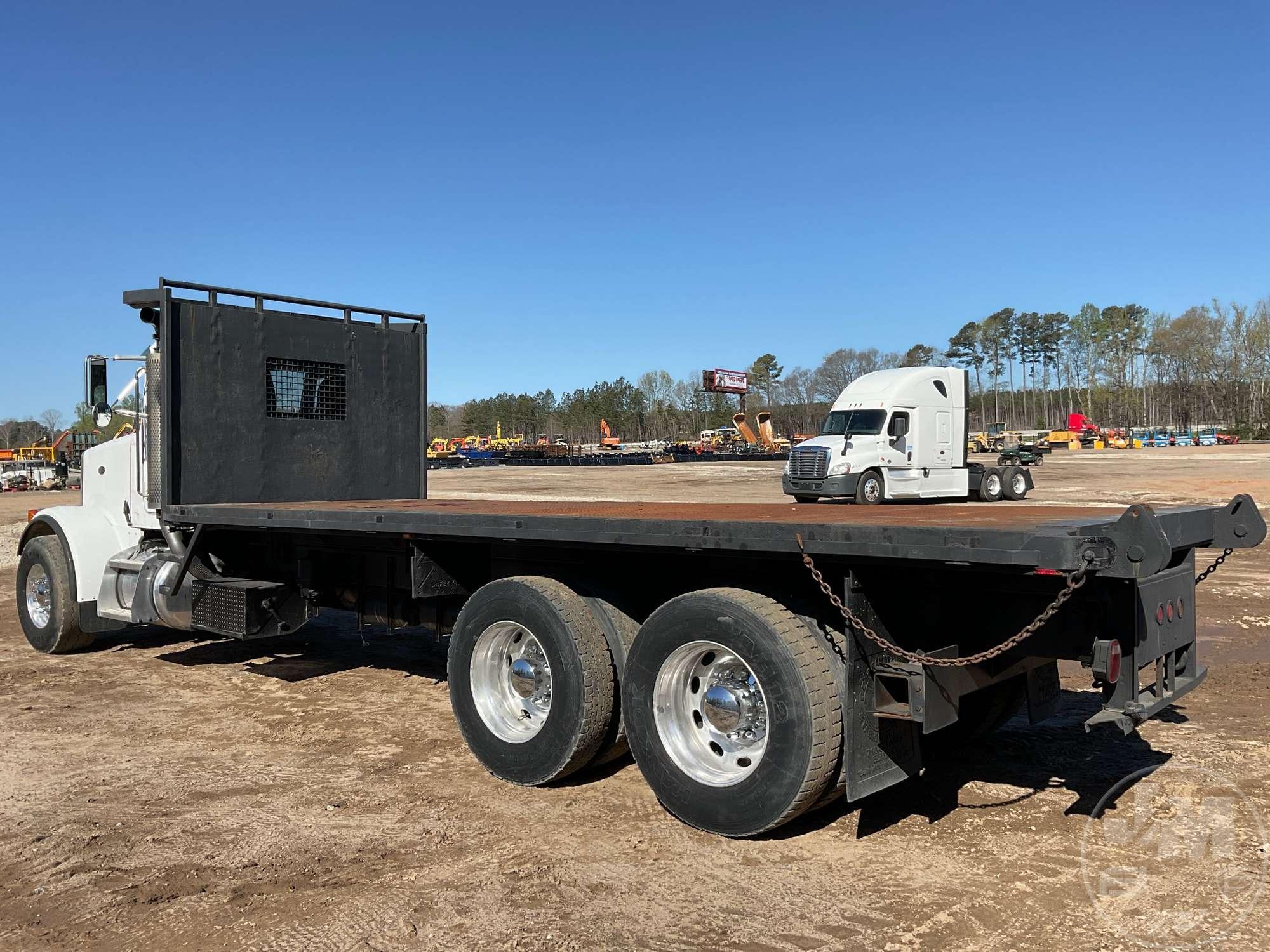 2004 PETERBILT 357 TANDEM AXLE FLATBED TRUCK VIN: 1NPALB0X74D812939