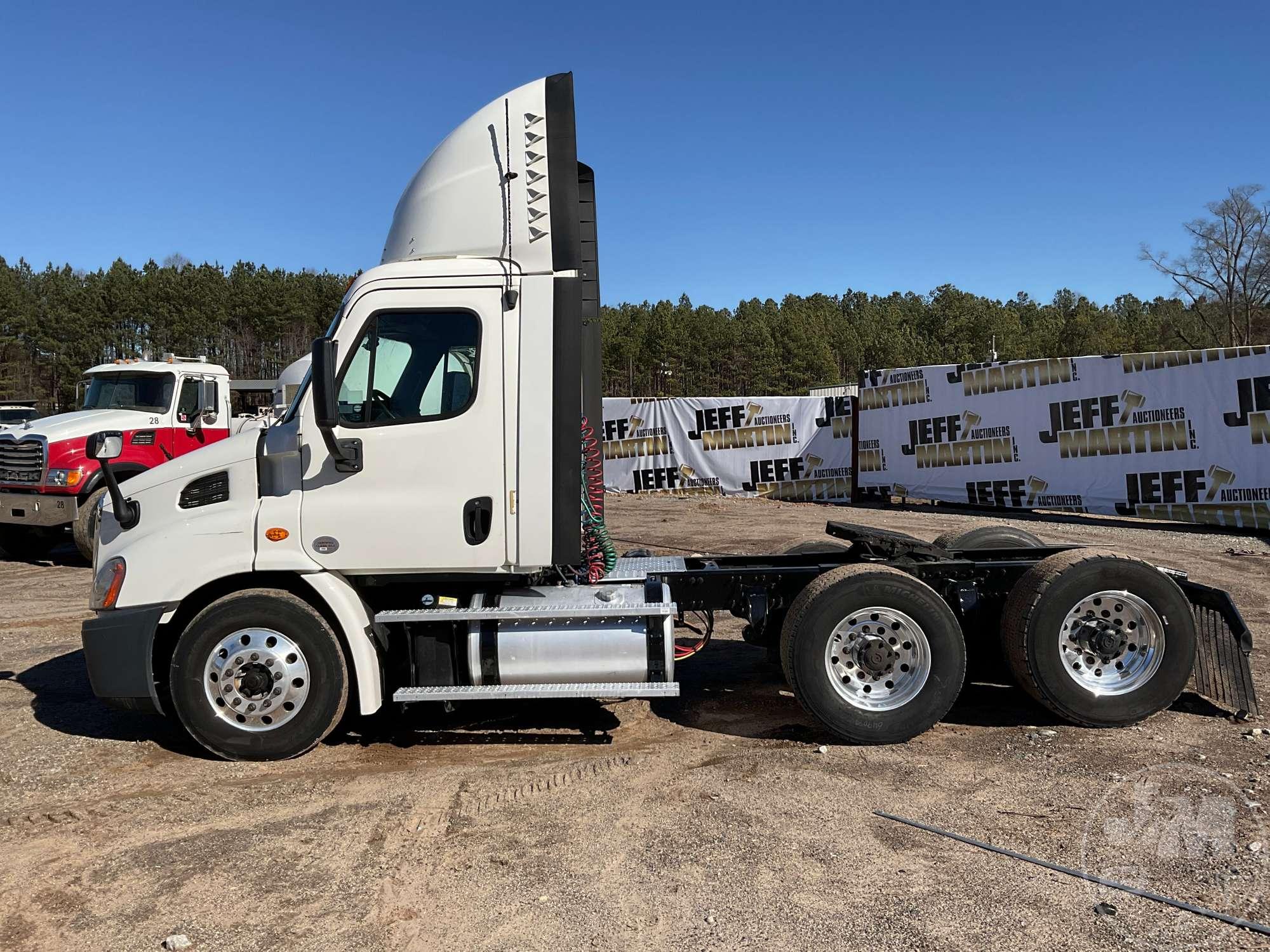 2018 FREIGHTLINER CASCADIA TANDEM AXLE DAY CAB TRUCK TRACTOR VIN: 1FUJGBDV2JLHS8478