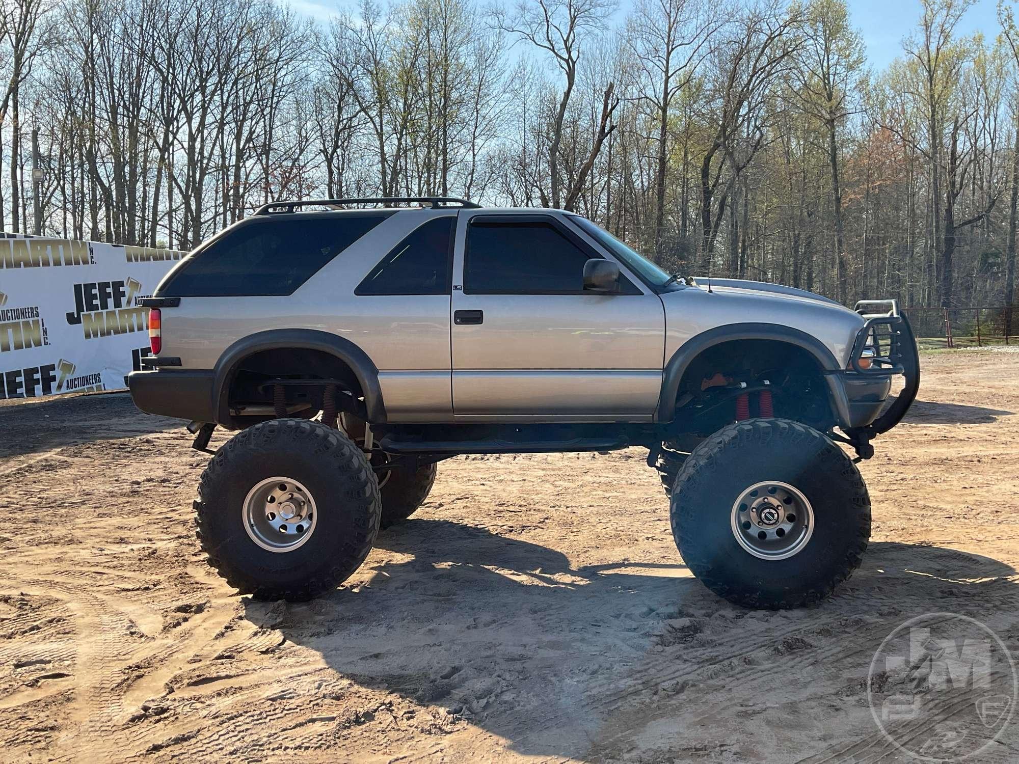 2000 CHEVROLET BLAZER VIN: 1GNCT18W7YK284267 SUV