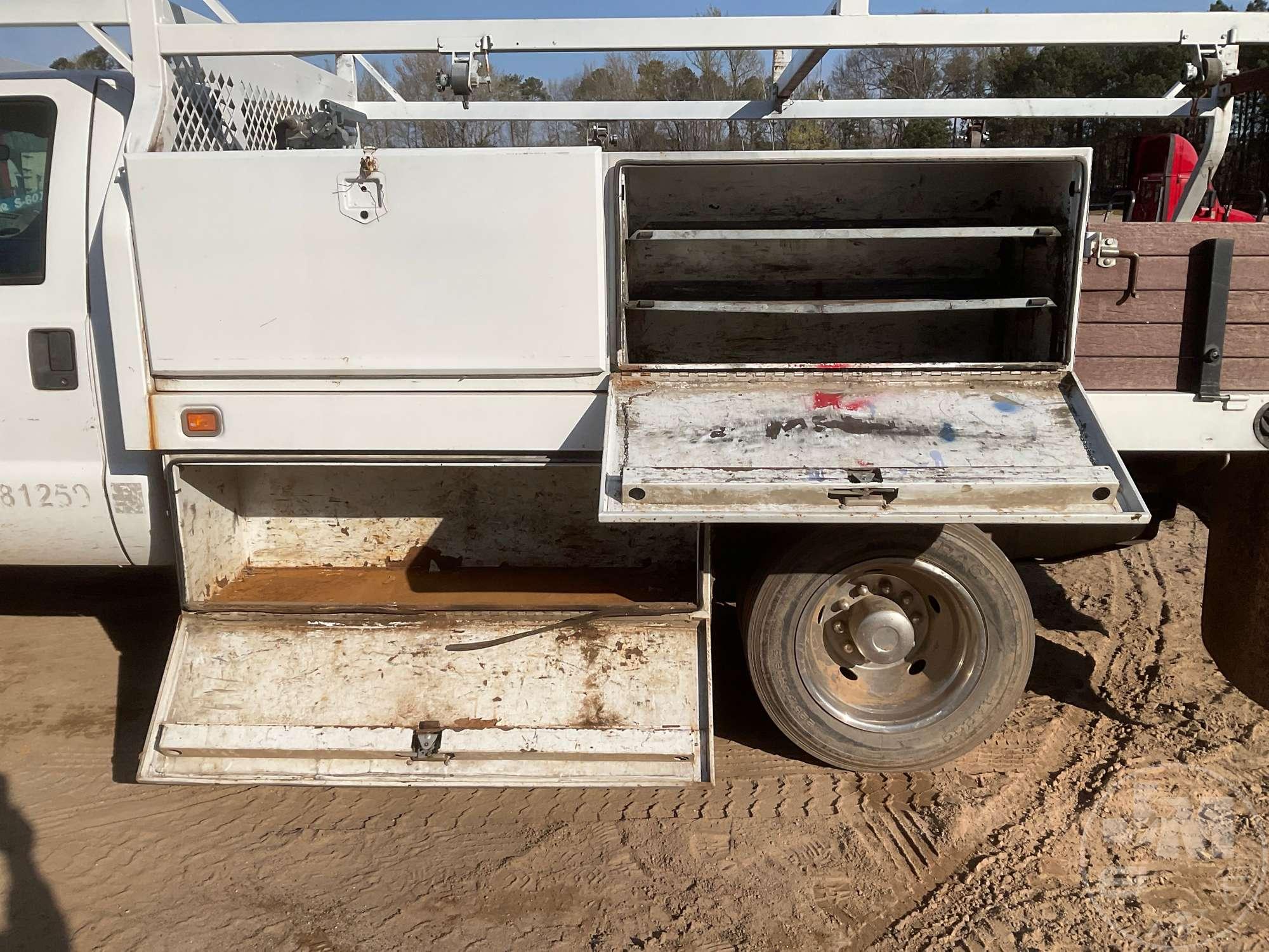 2007 FORD F-450 XL SUPER DUTY SINGLE AXLE REGULAR CAB FLATBED TRUCK VIN: 1FDXF46P17EB12372