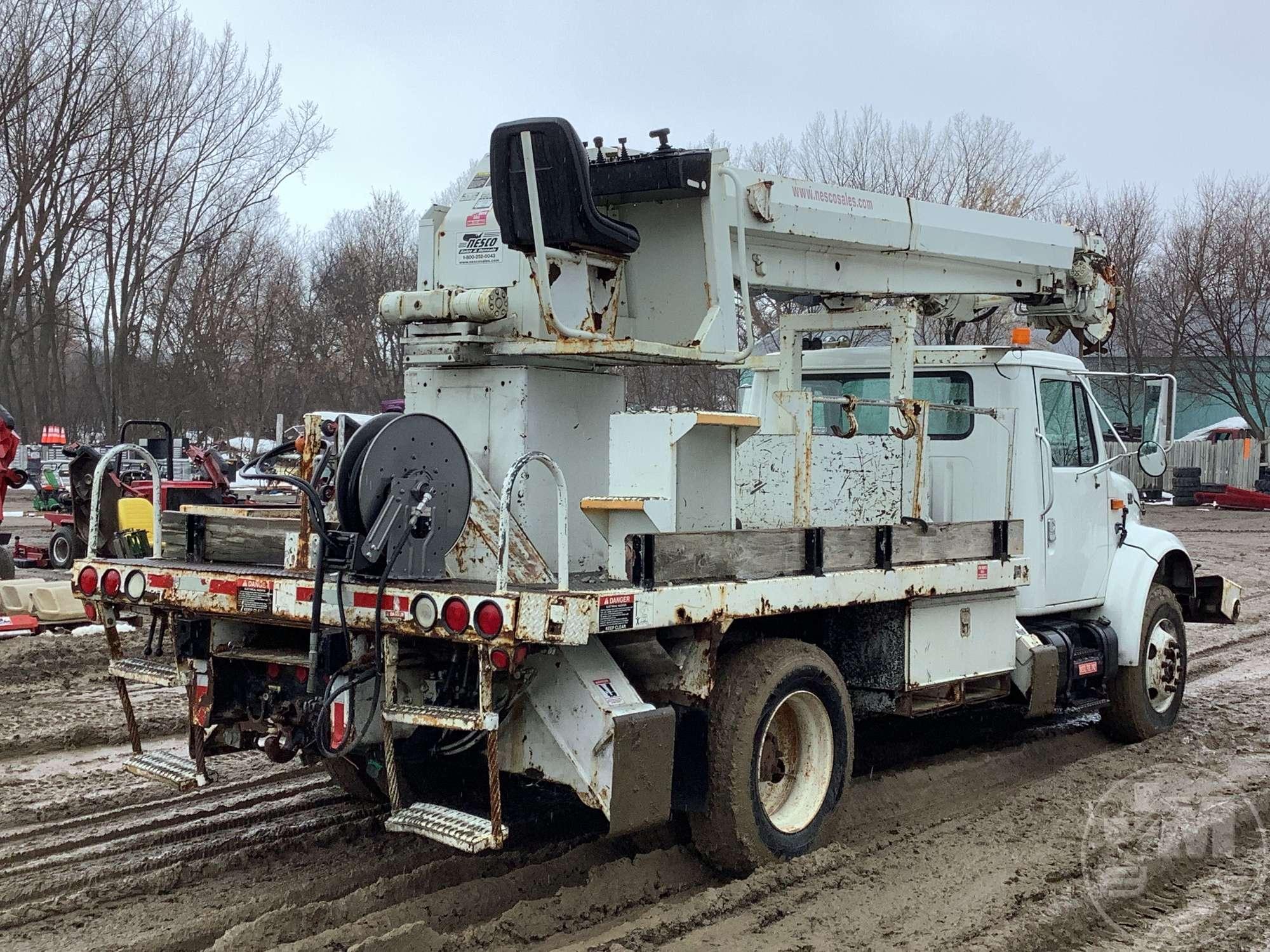 2001 INTERNATIONAL 4900 S/A DIGGER DERRICK TRUCK VIN: 1HTSDAAR71H343734