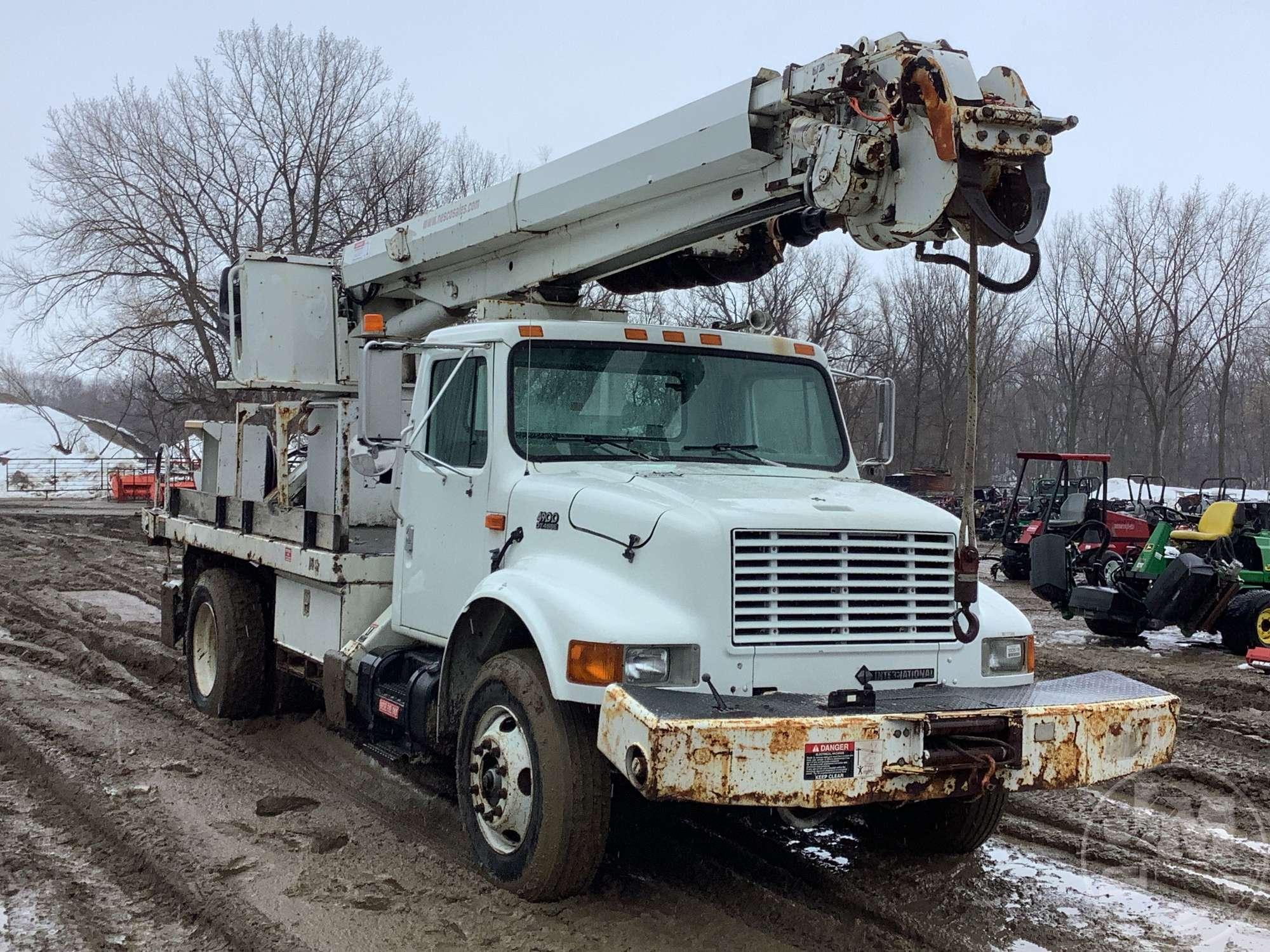 2001 INTERNATIONAL 4900 S/A DIGGER DERRICK TRUCK VIN: 1HTSDAAR71H343734