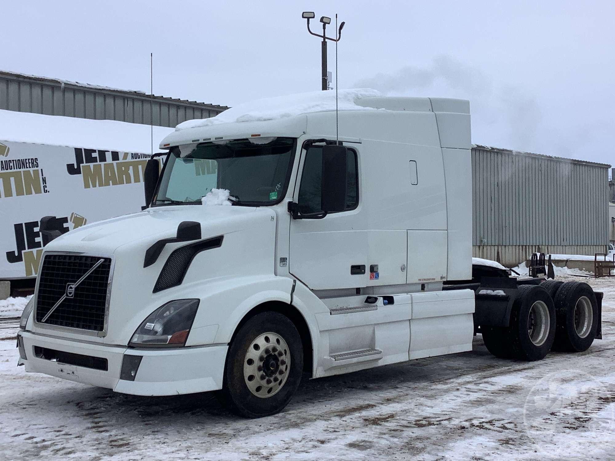 2015 VOLVO VNL64T TANDEM AXLE TRUCK TRACTOR VIN: 4V4NC9EH7FN913595