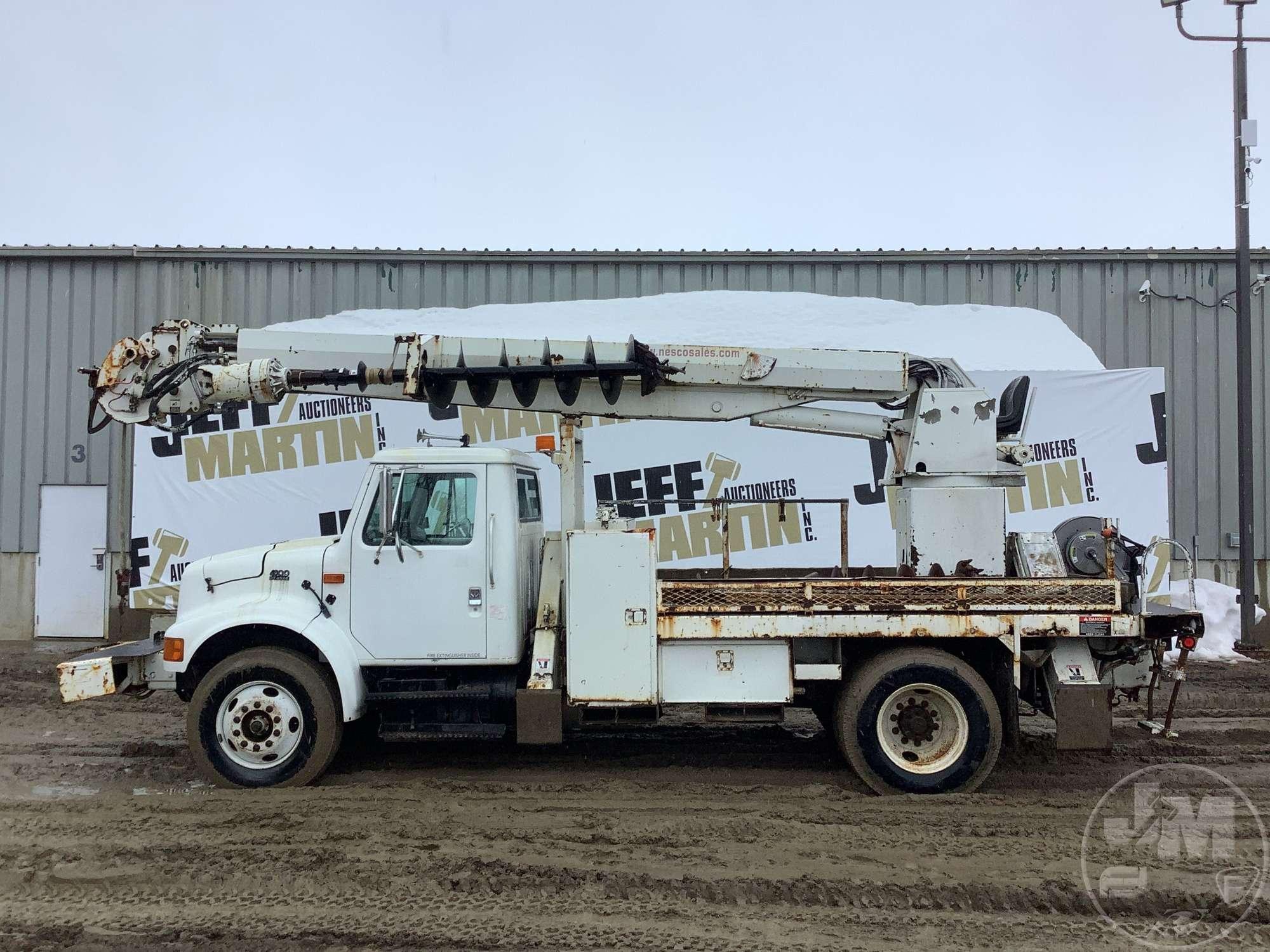 2001 INTERNATIONAL 4900 S/A DIGGER DERRICK TRUCK VIN: 1HTSDAAR71H343734