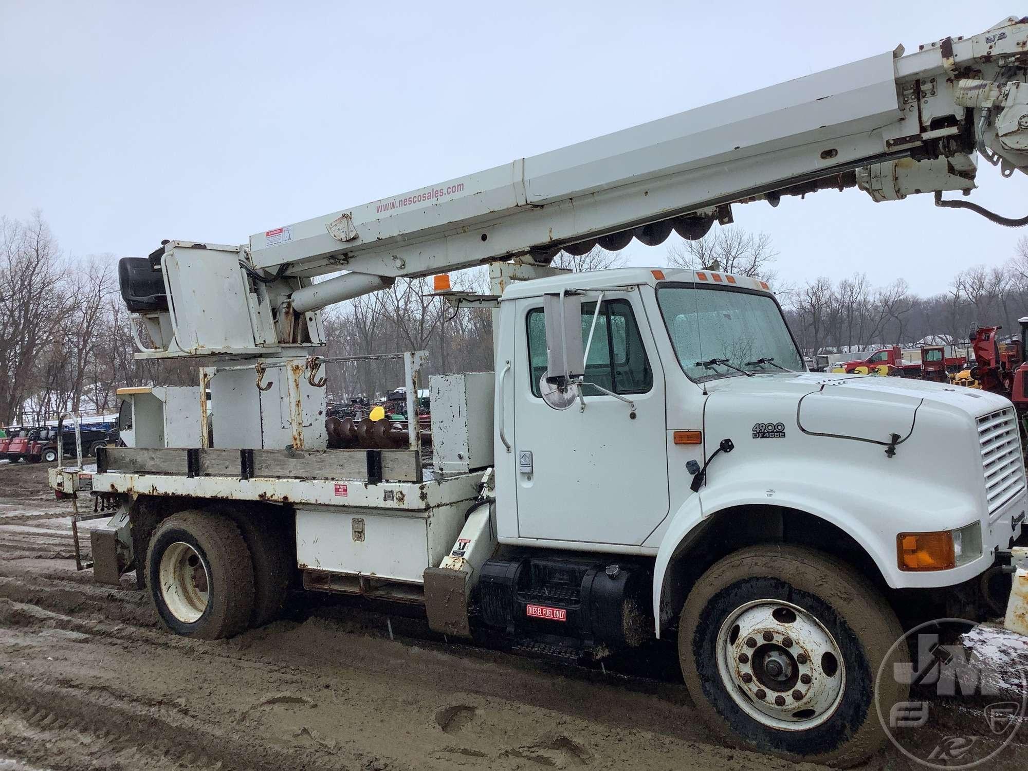 2001 INTERNATIONAL 4900 S/A DIGGER DERRICK TRUCK VIN: 1HTSDAAR71H343734