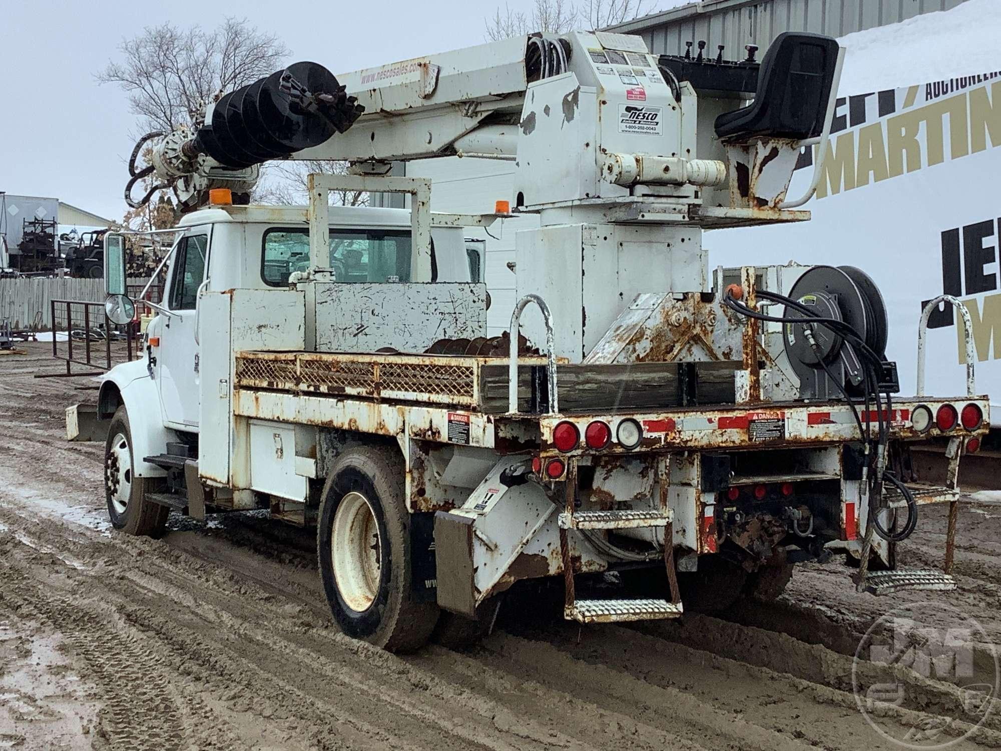 2001 INTERNATIONAL 4900 S/A DIGGER DERRICK TRUCK VIN: 1HTSDAAR71H343734