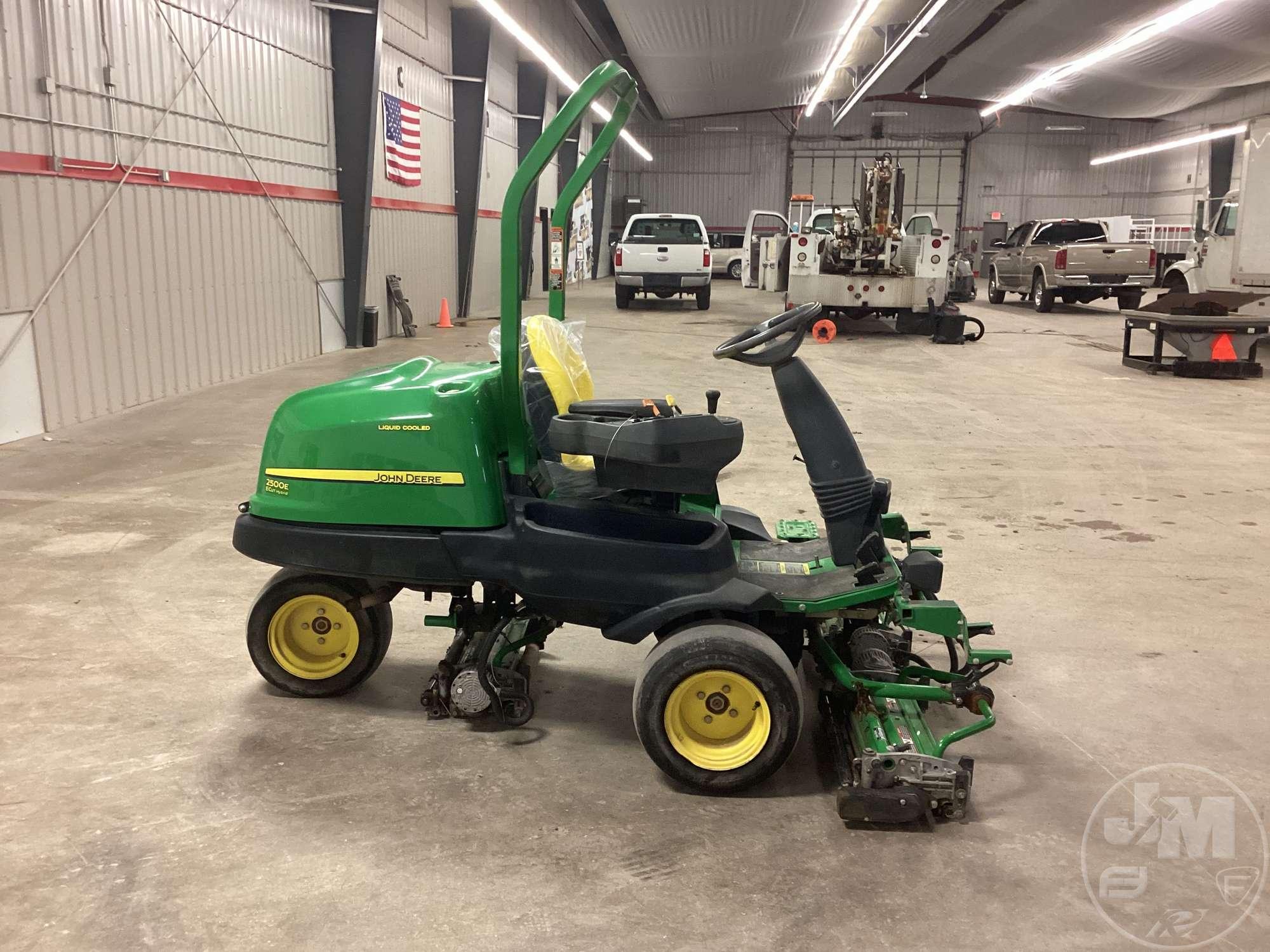 JOHN DEERE 2500E GREENS REEL MOWER SN: TC25EHG030021