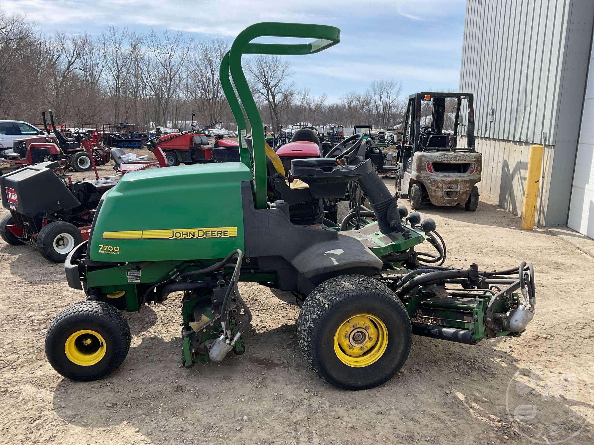 2008 JOHN DEERE 7700 PRECISION CUT REEL FAIRWAY MOWER SN: TC7700X010152