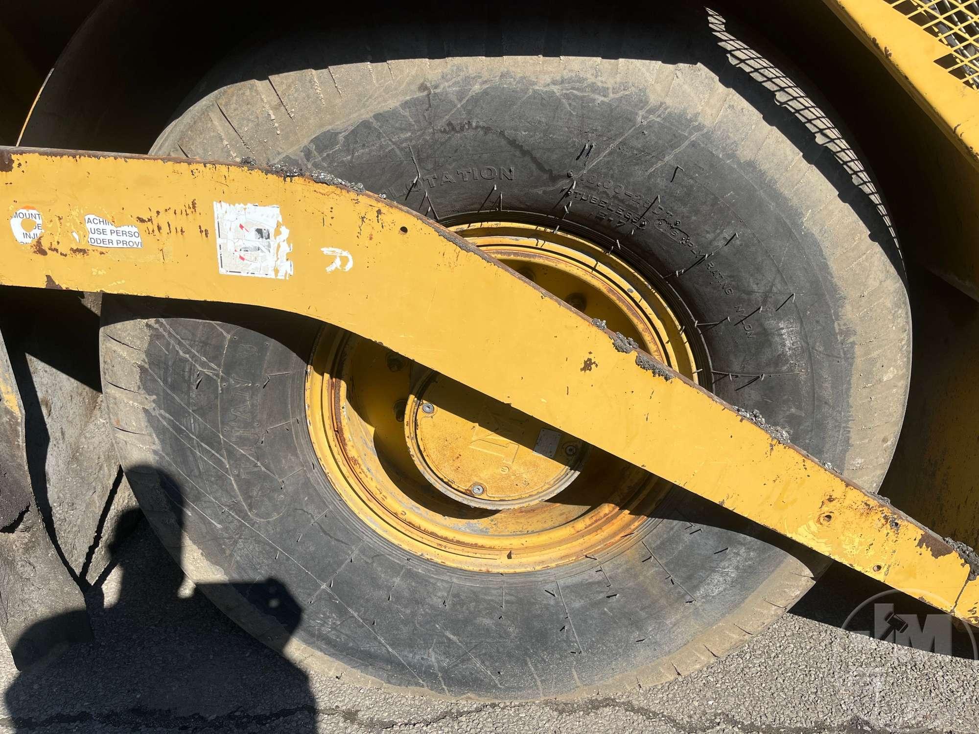 2007 CATERPILLAR AP1000D RUBBER TIRE PAVER  SN: EAD00131