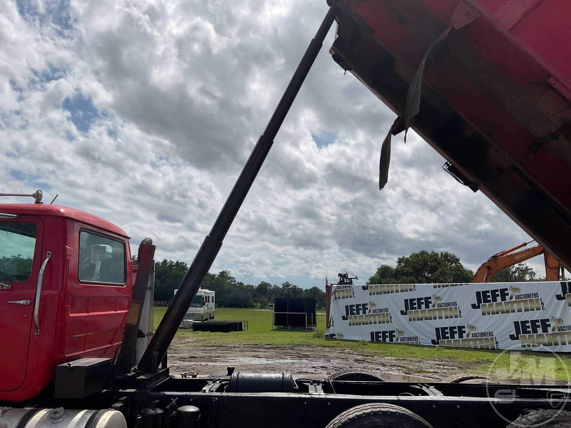 2000 MACK RD690S  TRI-AXLE DUMP TRUCK VIN: 1M2P264C0YM031880