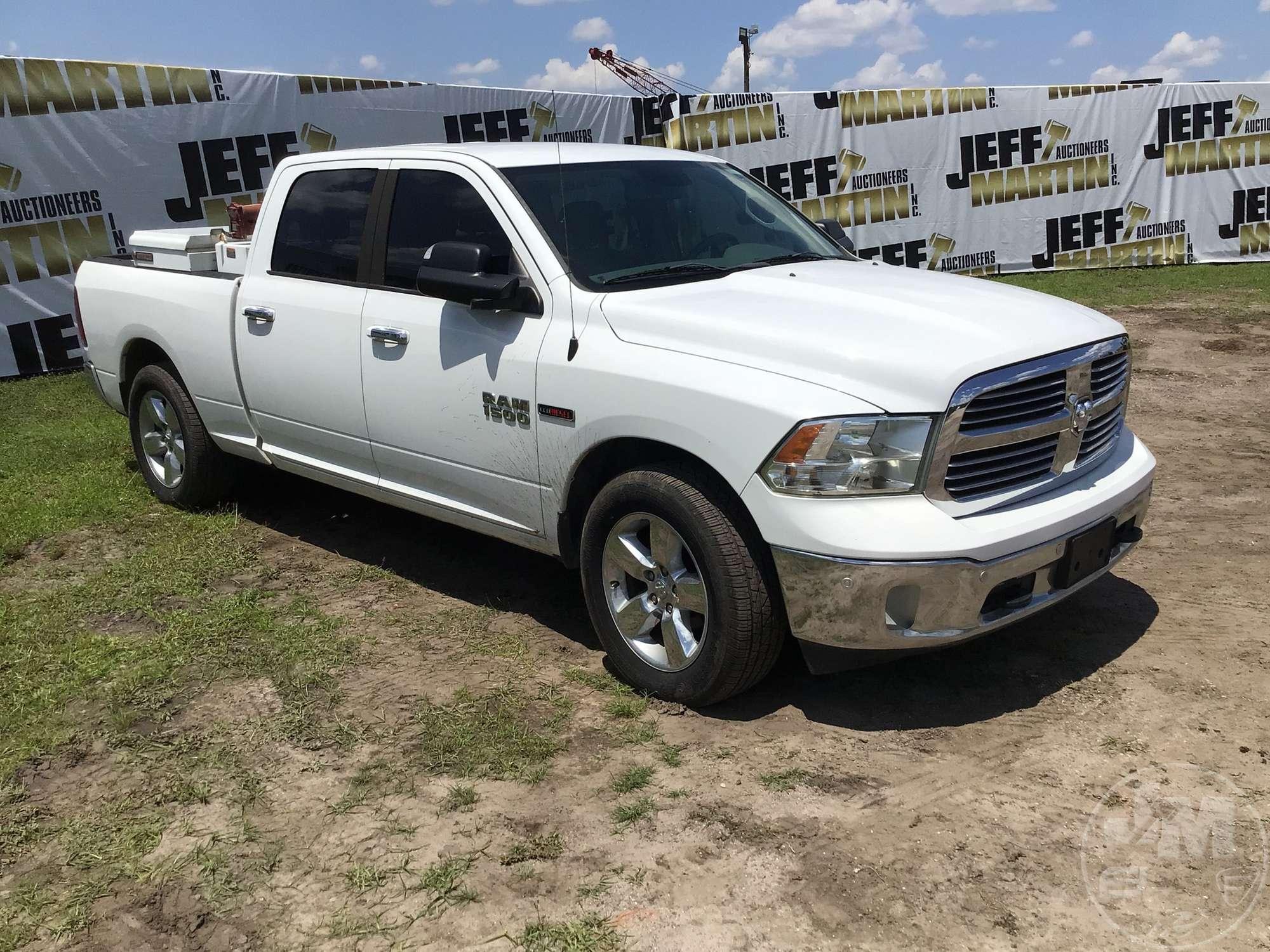 2015 RAM 1500 CREW CAB 4X4 PICKUP VIN: 1C6RR7TM4FS652287