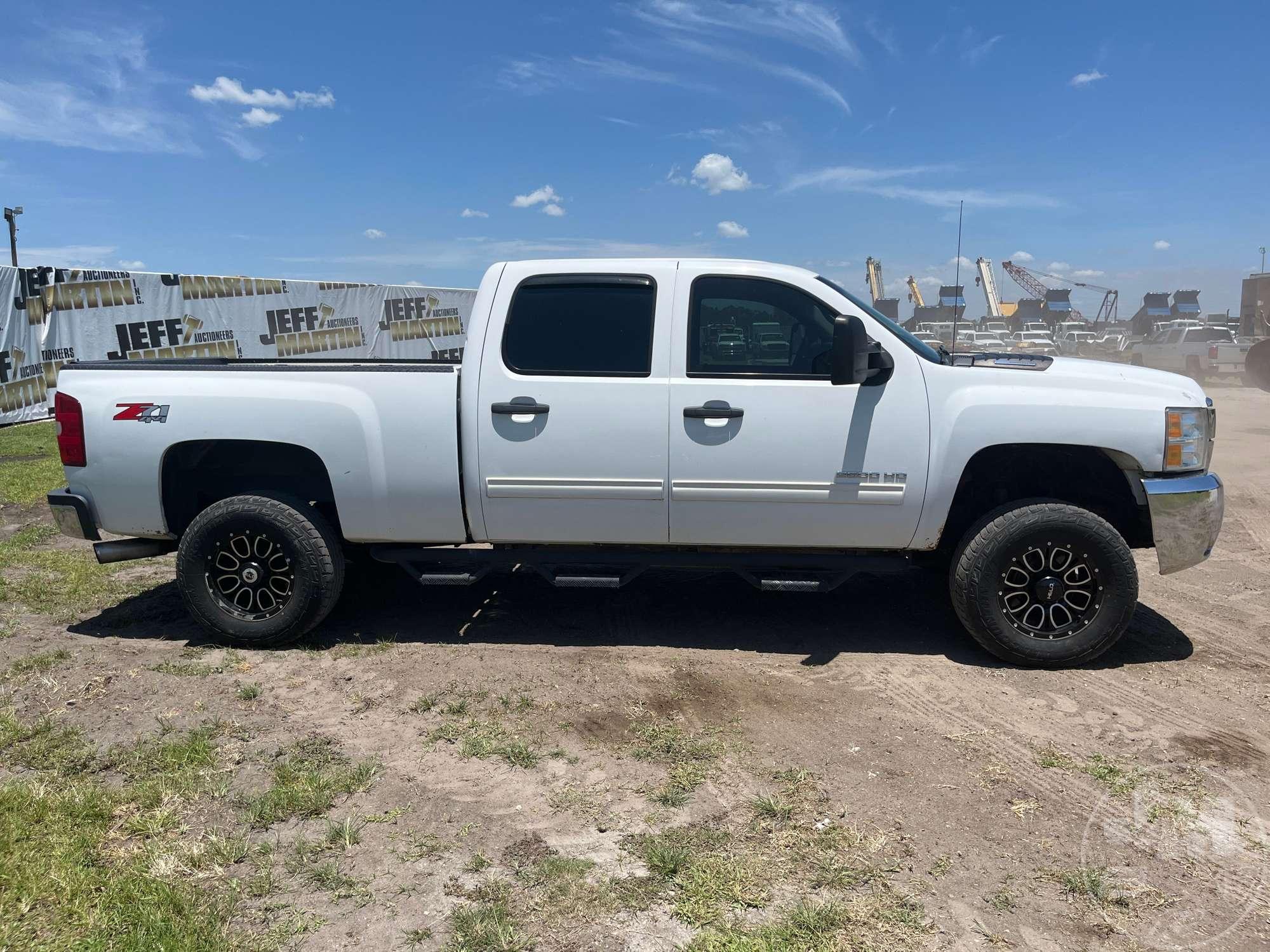 2011 CHEVROLET SILVERADO 2500 HD Z71 CREW CAB 4X4 PICKUP VIN: 1GC1KXC85BF242470