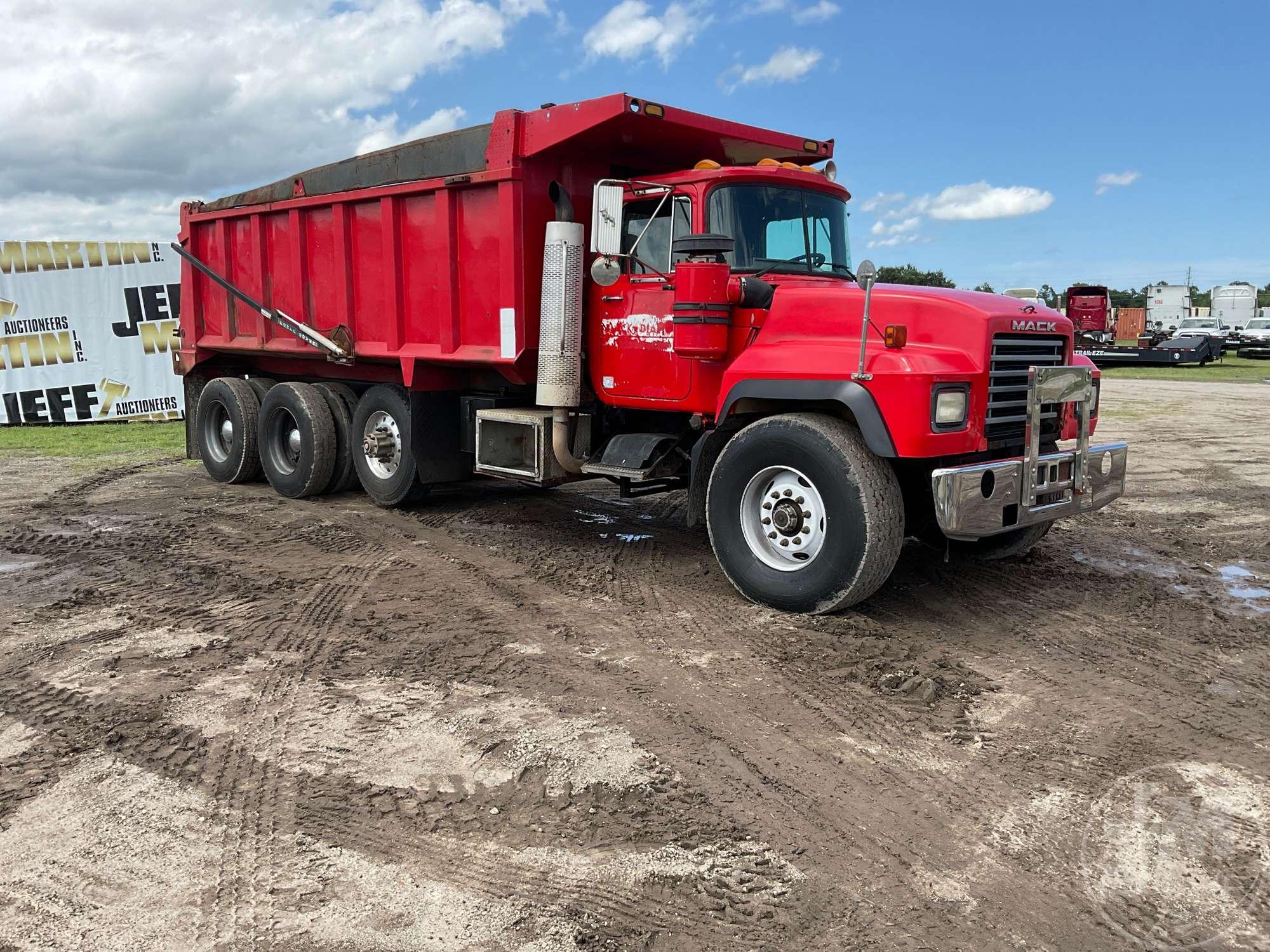 2000 MACK RD690S  TRI-AXLE DUMP TRUCK VIN: 1M2P264C0YM031880