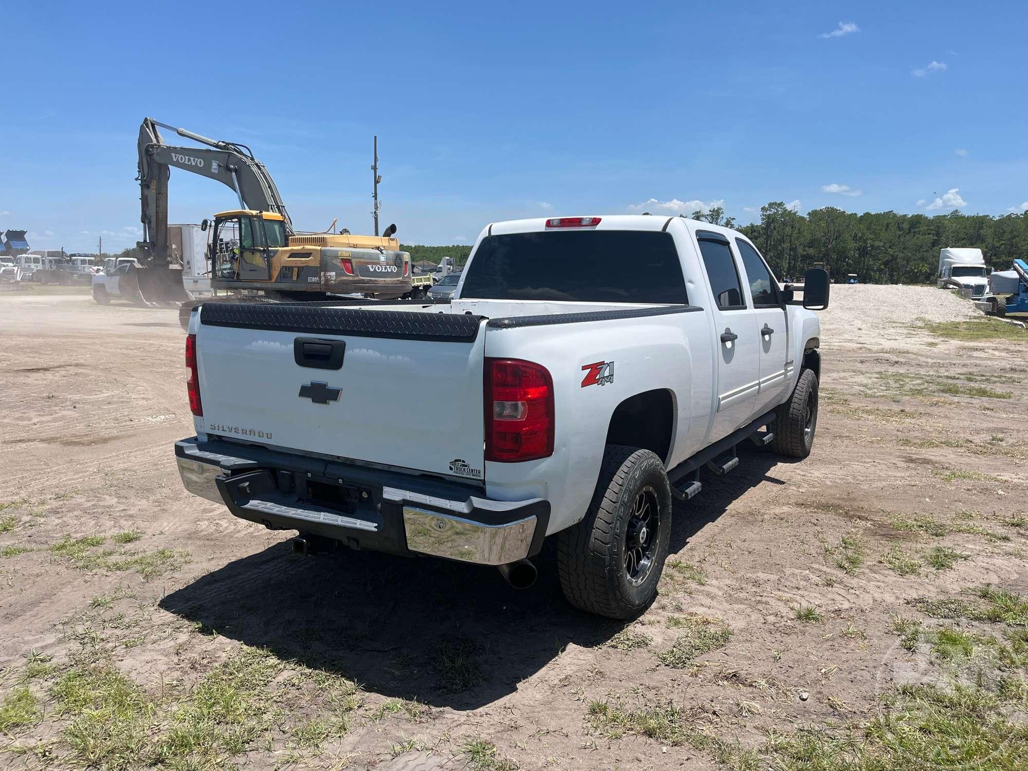 2011 CHEVROLET SILVERADO 2500 HD Z71 CREW CAB 4X4 PICKUP VIN: 1GC1KXC85BF242470