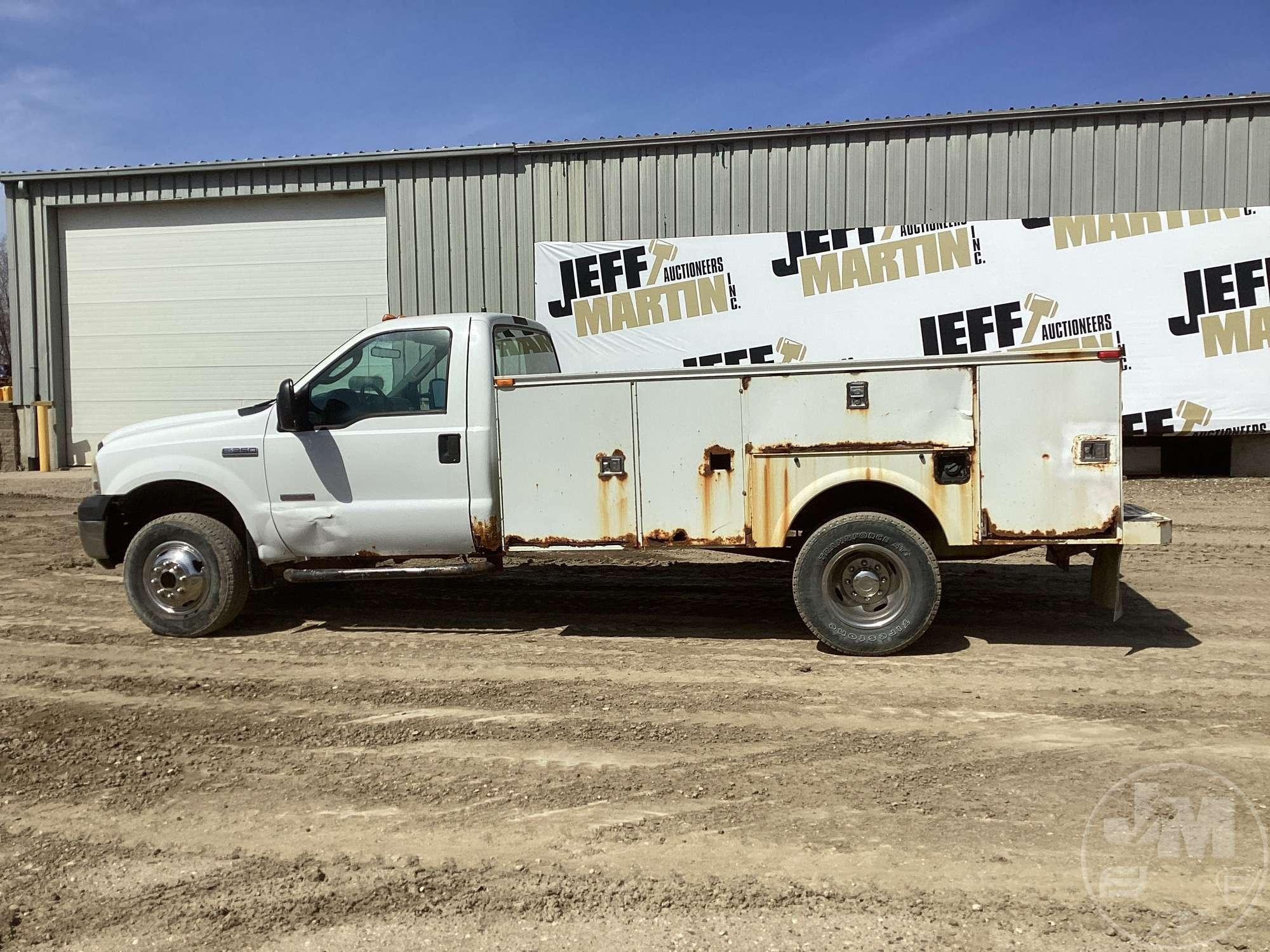 2007 FORD F-350 S/A UTILITY TRUCK VIN: 1FDWF37P77EA02558