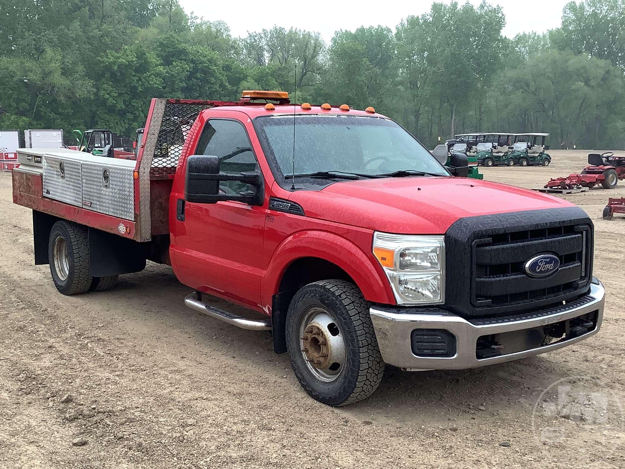 2013 FORD F-350 SINGLE AXLE REGULAR CAB FLATBED TRUCK VIN: 1FDRF3G65DEB10175