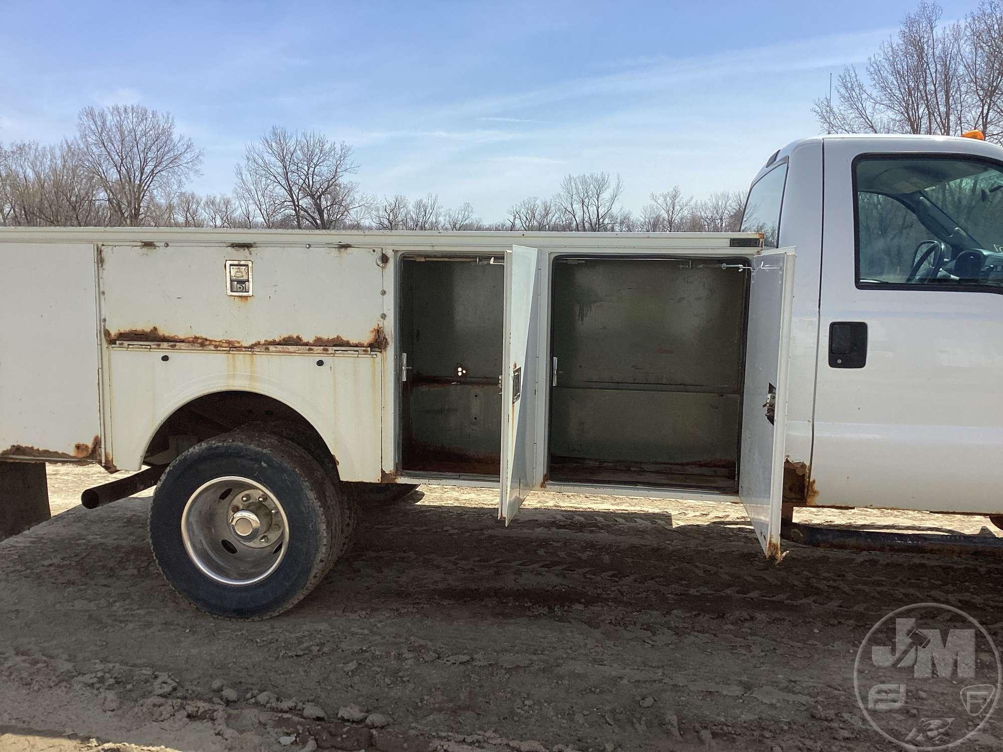 2007 FORD F-350 S/A UTILITY TRUCK VIN: 1FDWF37P77EA02558