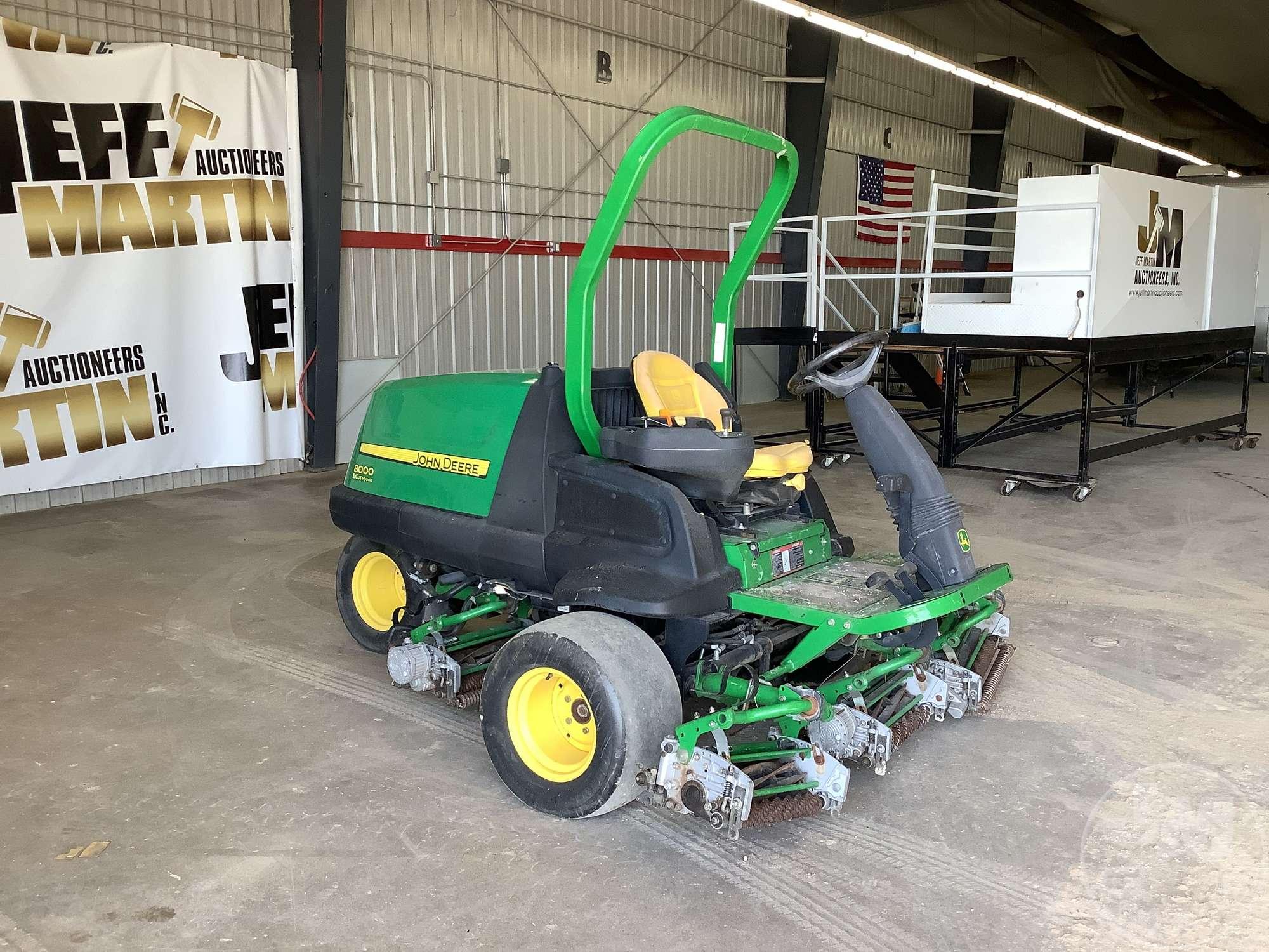 JOHN DEERE 8000 E CUT HYBRID GREENS REEL MOWER SN: TC80EATJBT-001