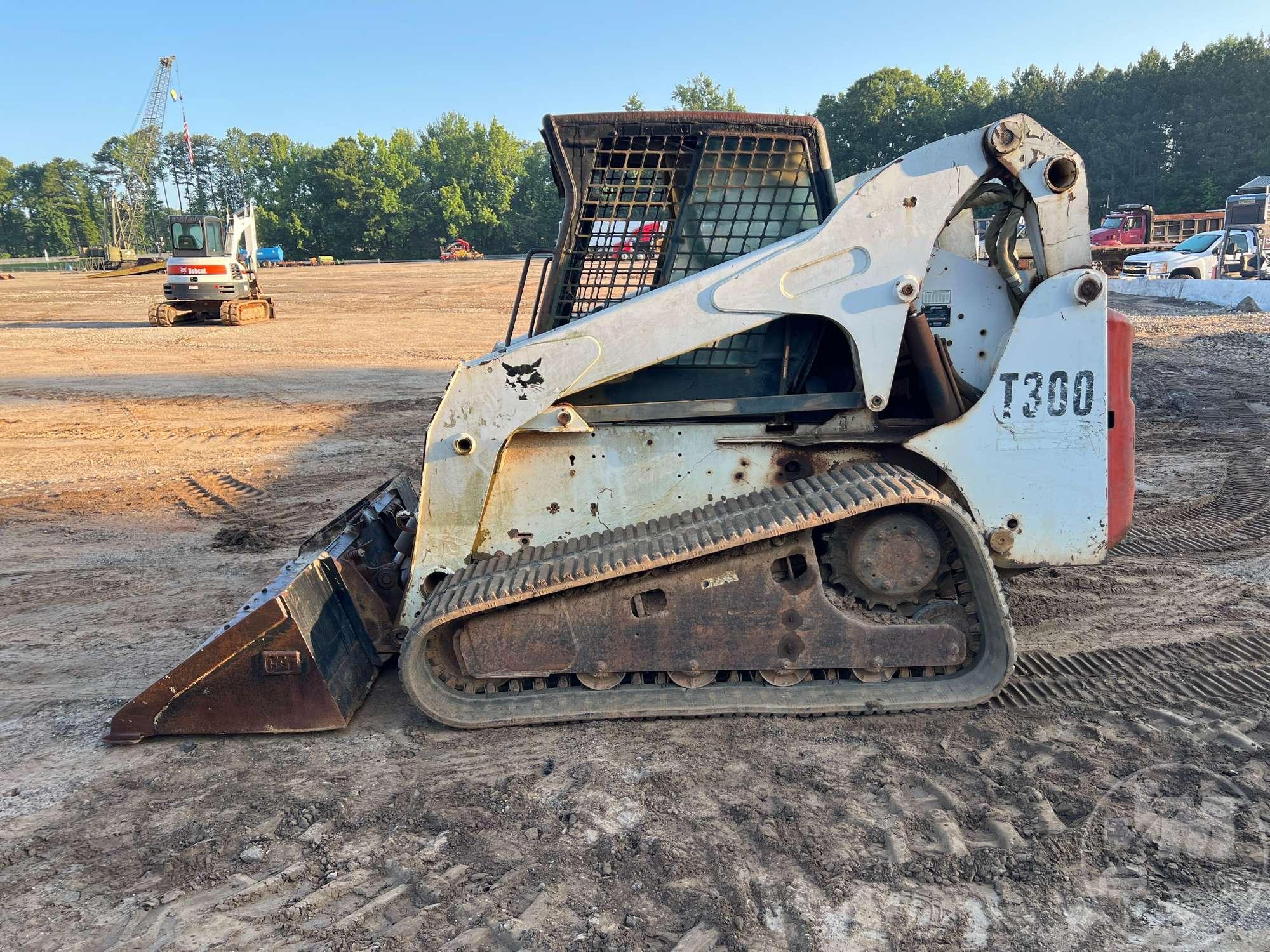 2005 KUBOTA MODEL T300 MULTI TERRAIN LOADER SN: 525414099