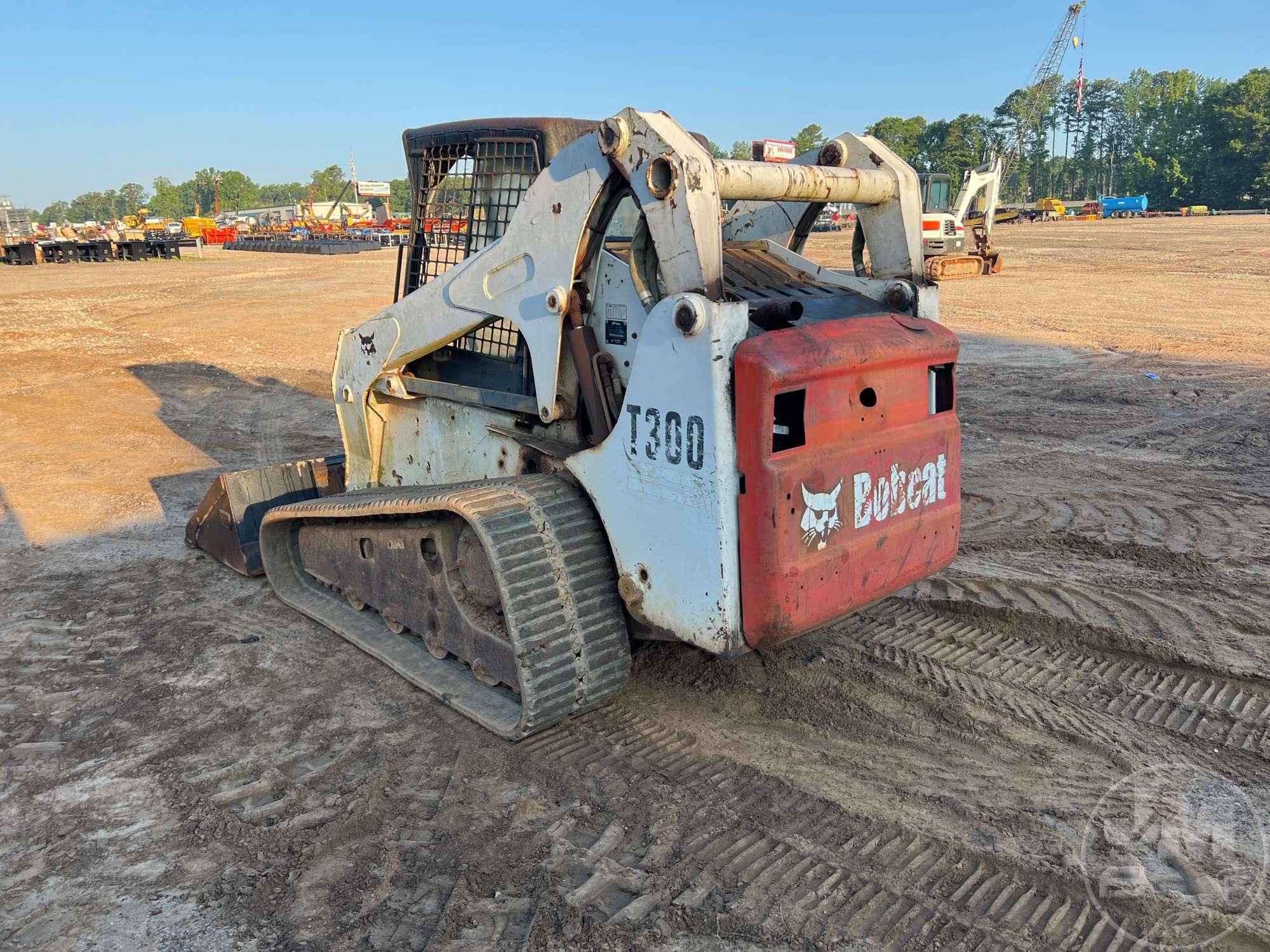 2005 KUBOTA MODEL T300 MULTI TERRAIN LOADER SN: 525414099