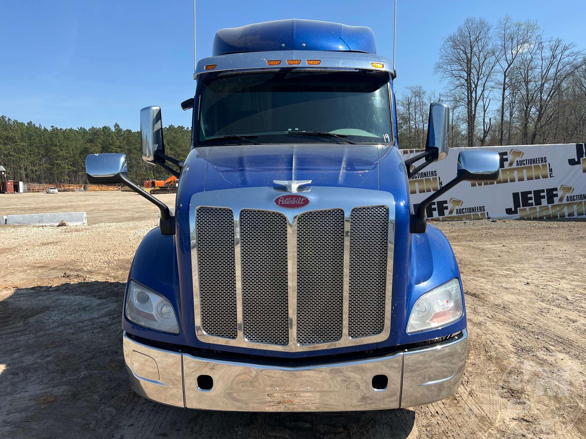 2019 PETERBILT 579 VIN: 1XPBDP9XXKD612559 TANDEM AXLE TRUCK TRACTOR