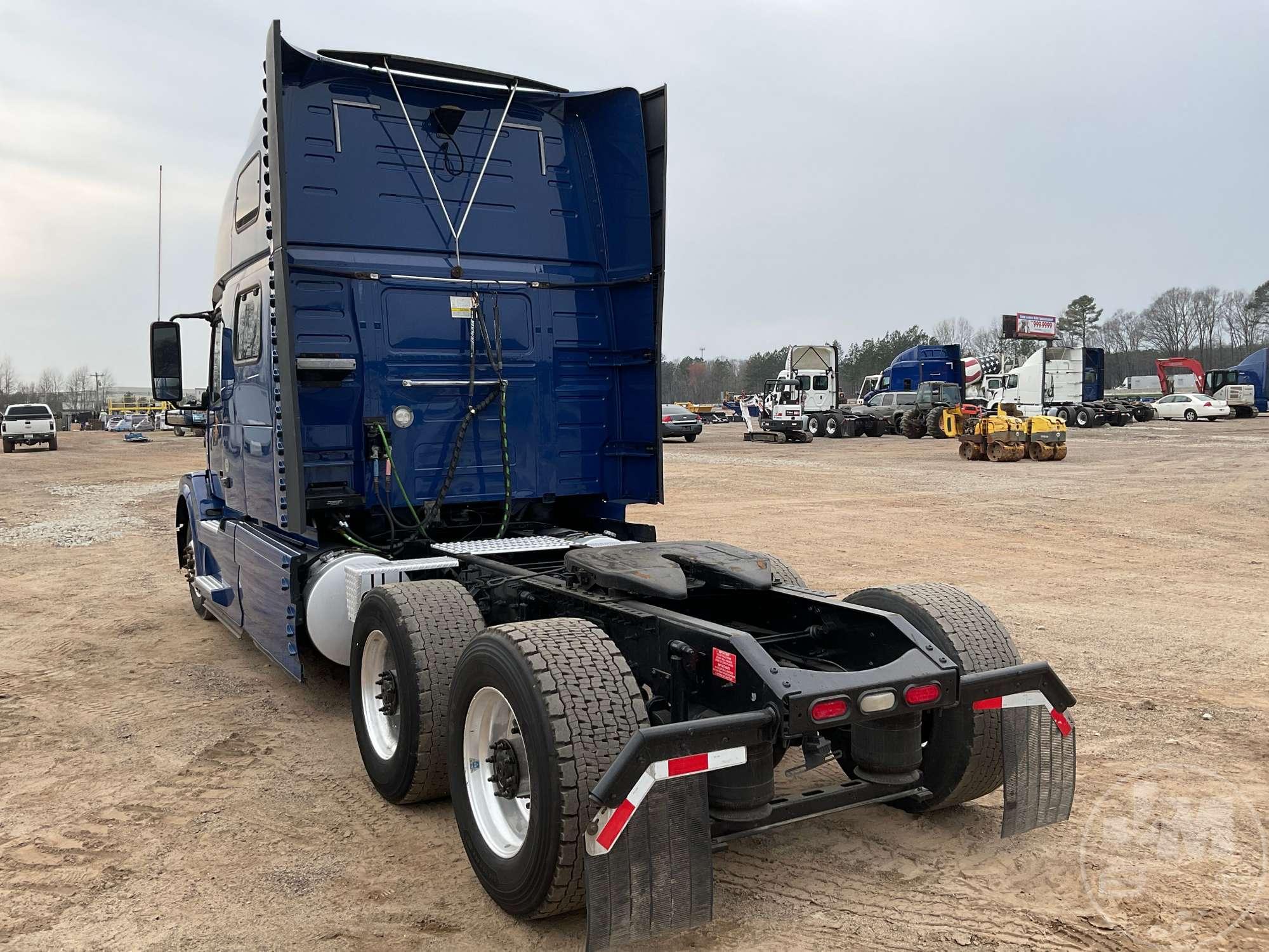 2017 VOLVO TRUCK VNL TANDEM AXLE TRUCK TRACTOR VIN: 4V4NC9EH9HN977110