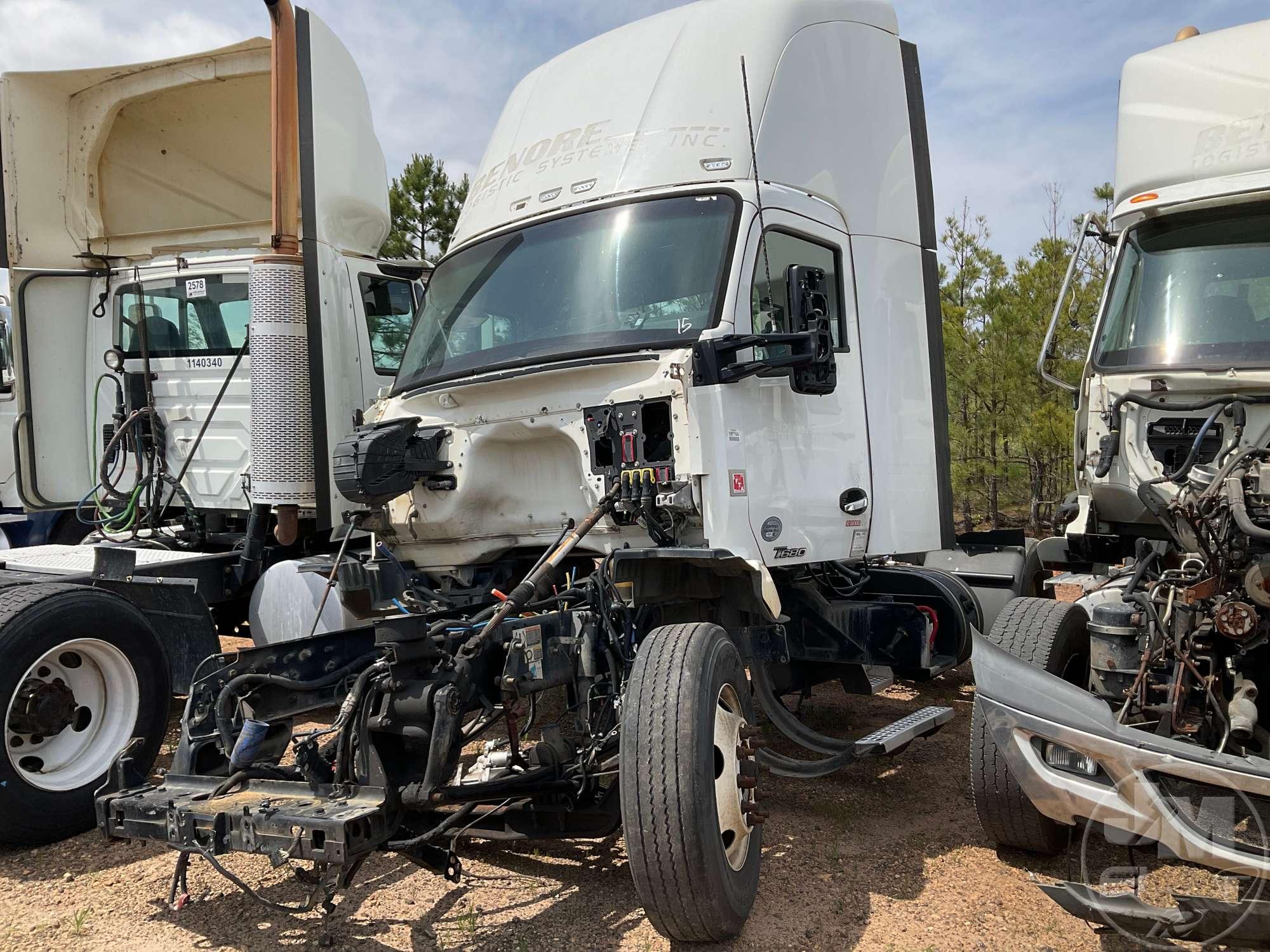 2015 KENWORTH T680 S/A DAY CAB VIN: 1XKYD49X9FJ452194