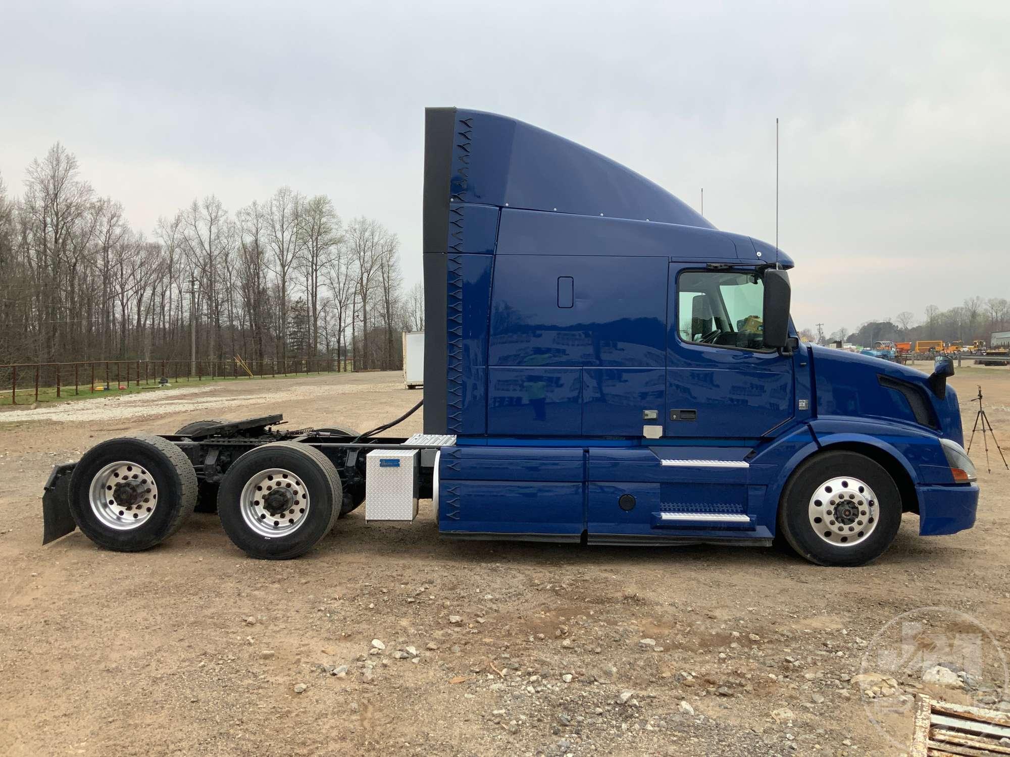 2017 VOLVO TRUCK VNL TANDEM AXLE TRUCK TRACTOR VIN: 4V4NC9EG9HN971427