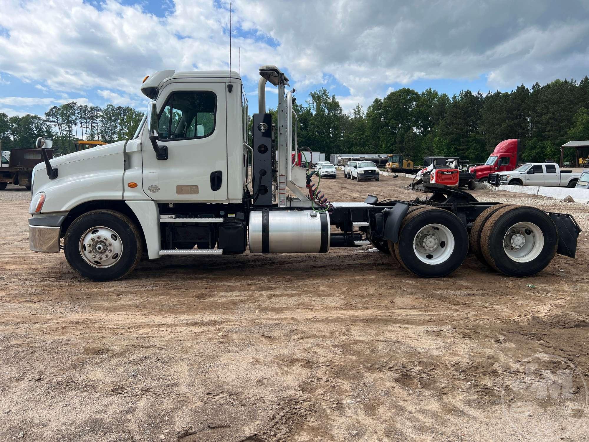 2015 FREIGHTLINER CASCADIA TANDEM AXLE DAY CAB TRUCK TRACTOR VIN: 1FUJGEDV0FLGC7475