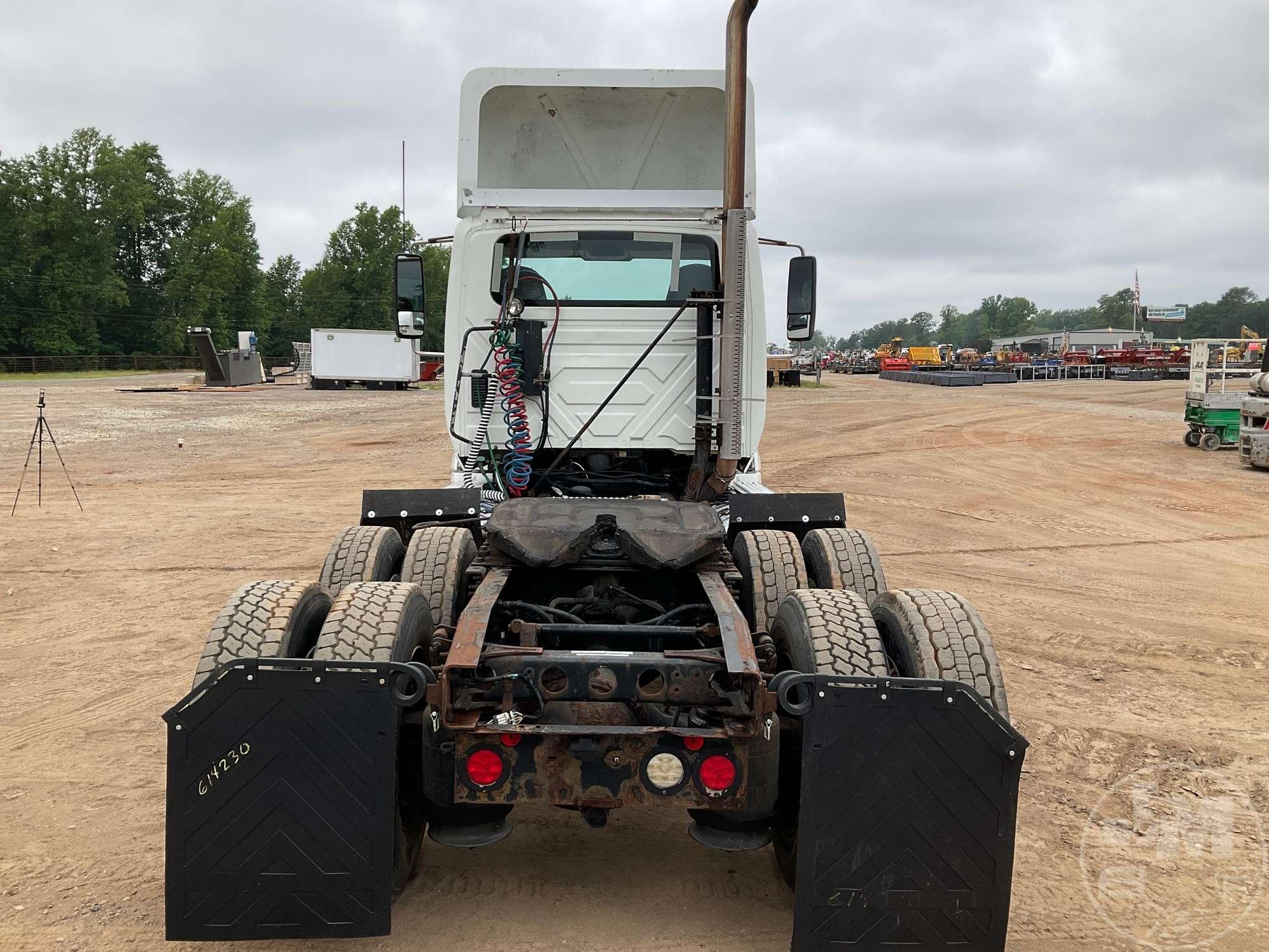 2015 INTERNATIONAL PROSTAR +122 TANDEM AXLE DAY CAB TRUCK TRACTOR VIN: 3HSDJAPR5FN119355