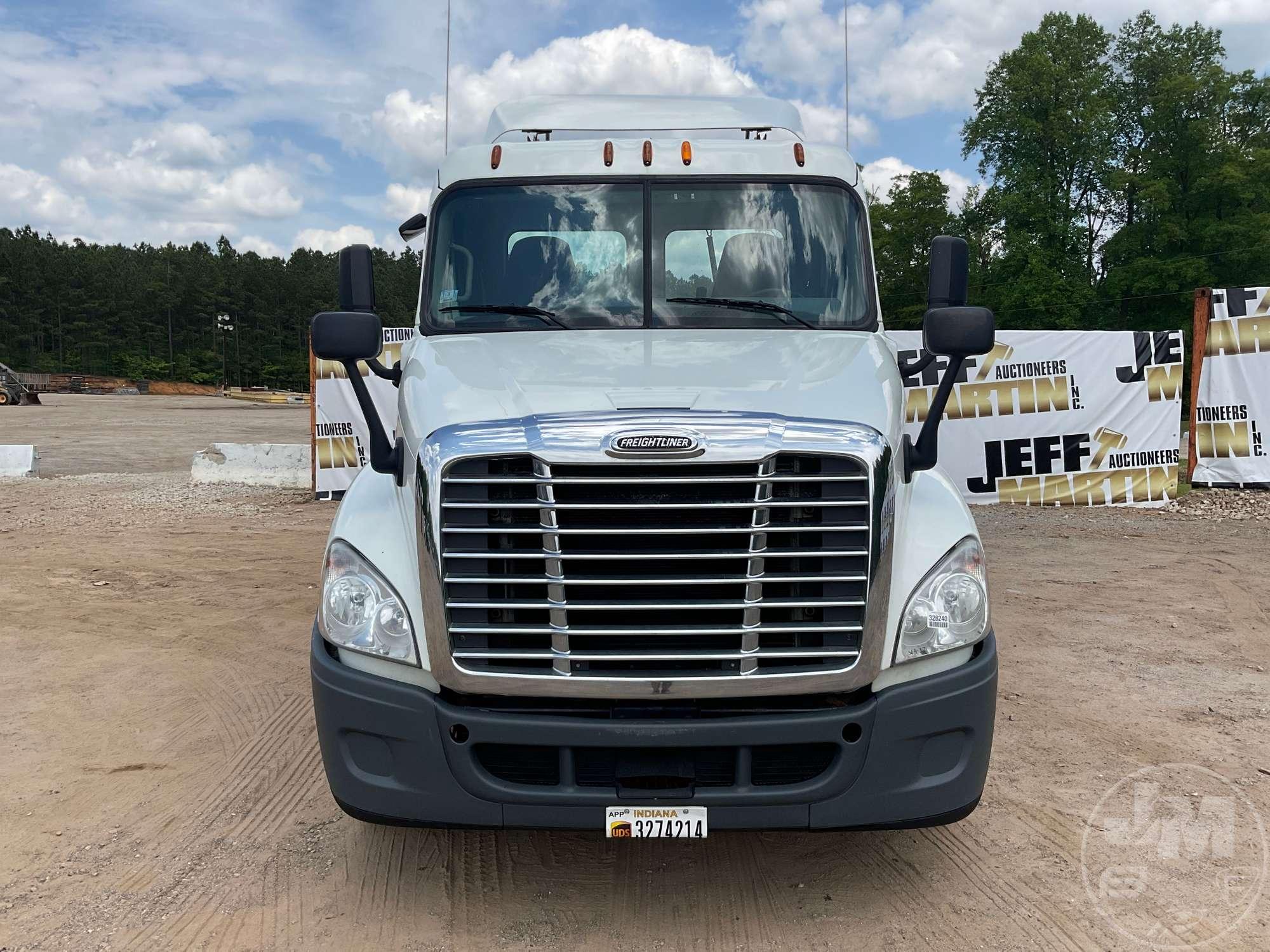 2015 FREIGHTLINER CASCADIA TANDEM AXLE DAY CAB TRUCK TRACTOR VIN: 3AKJGEDV5FSGB2121