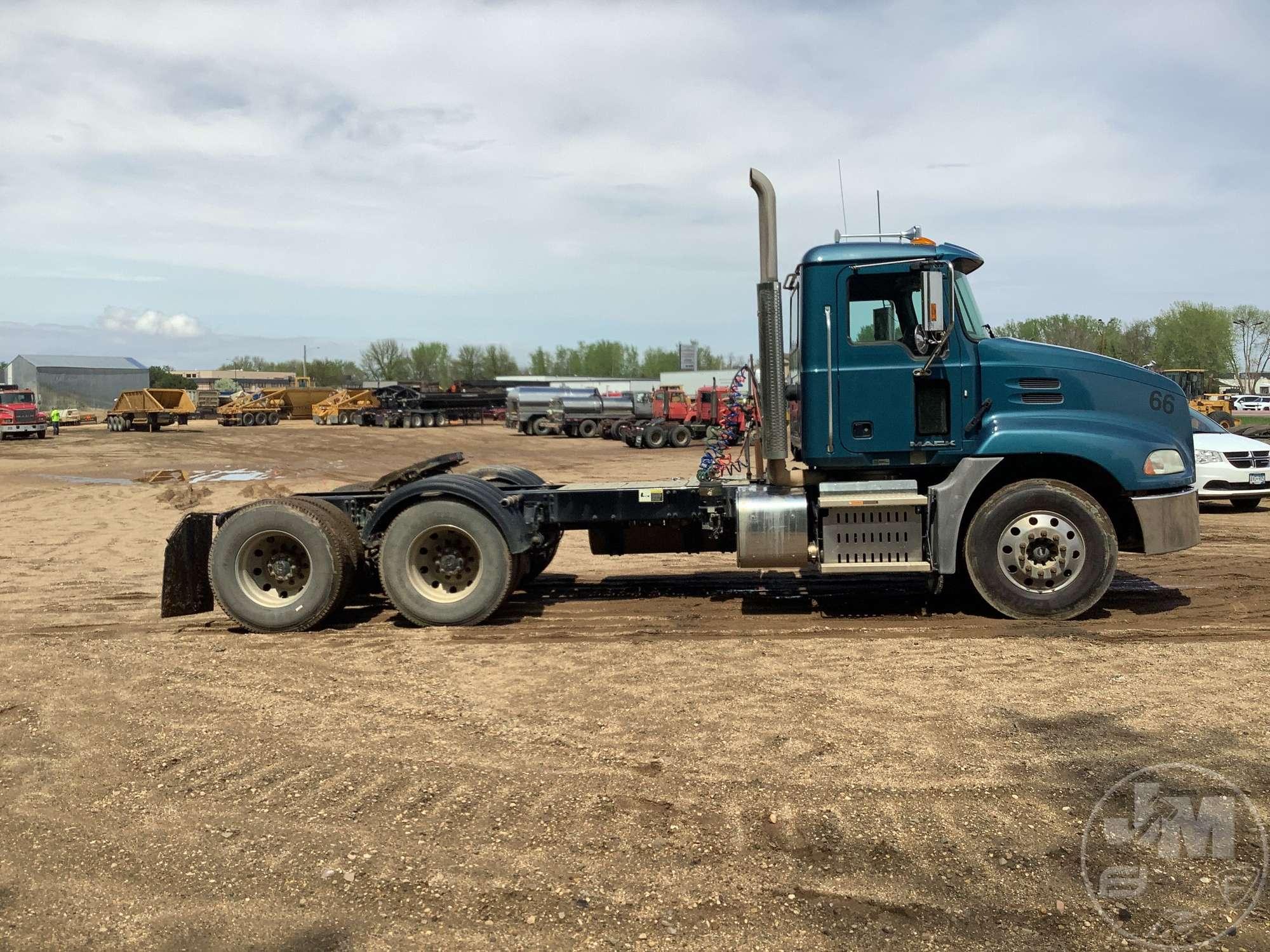 2017 MACK CXU613 TANDEM AXLE DAY CAB TRUCK TRACTOR VIN: 1M1AW09Y6HM084566