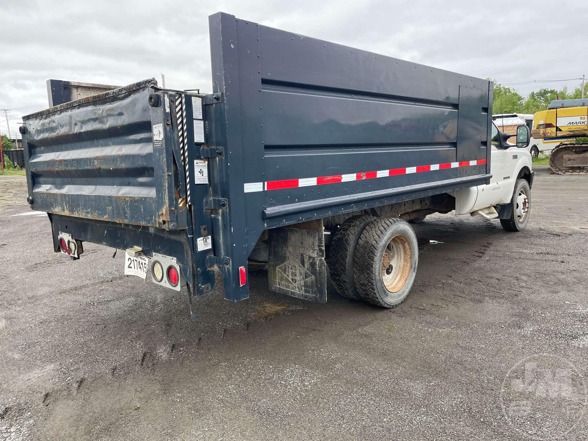 2002 FORD F-550 XLT SD SINGLE AXLE DUMP TRUCK VIN: 1FDAF56F62EC66989