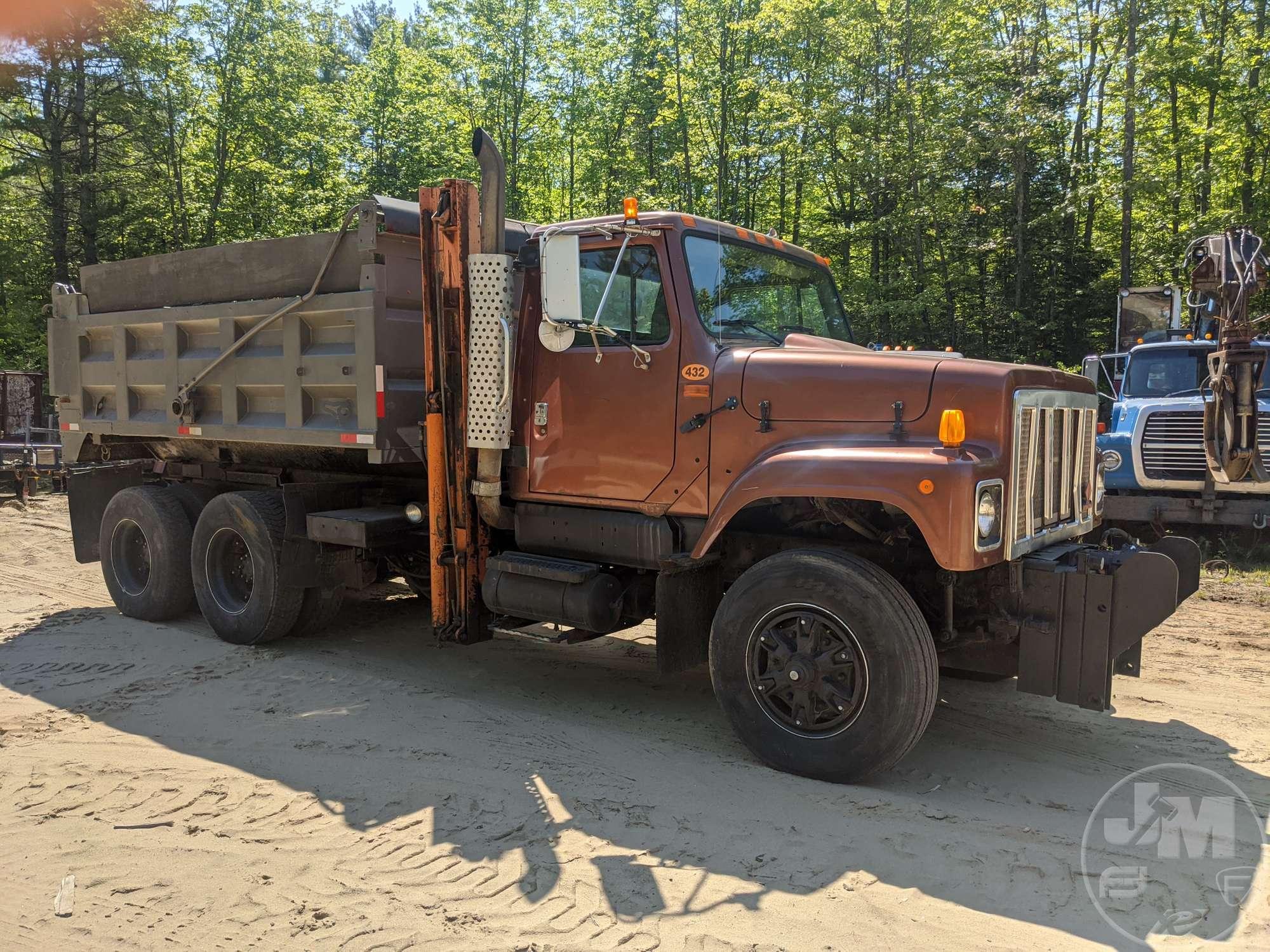 2002 INTERNATIONAL F-2574 TANDEM AXLE DUMP TRUCK VIN: 1HTGGATR92H409213