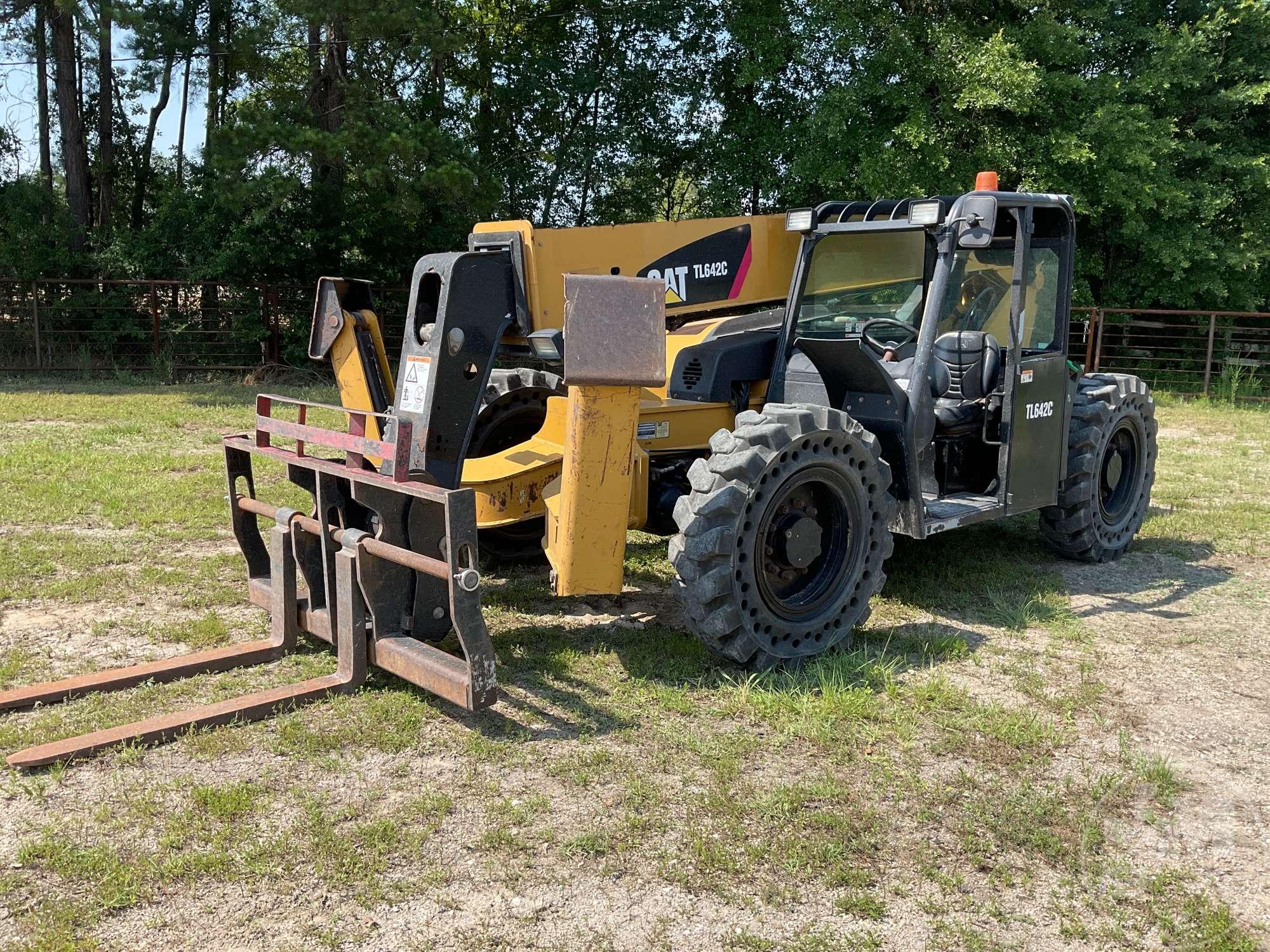 2015 CATERPILLAR TL642C TELESCOPIC FORKLIFT SN: THG01471