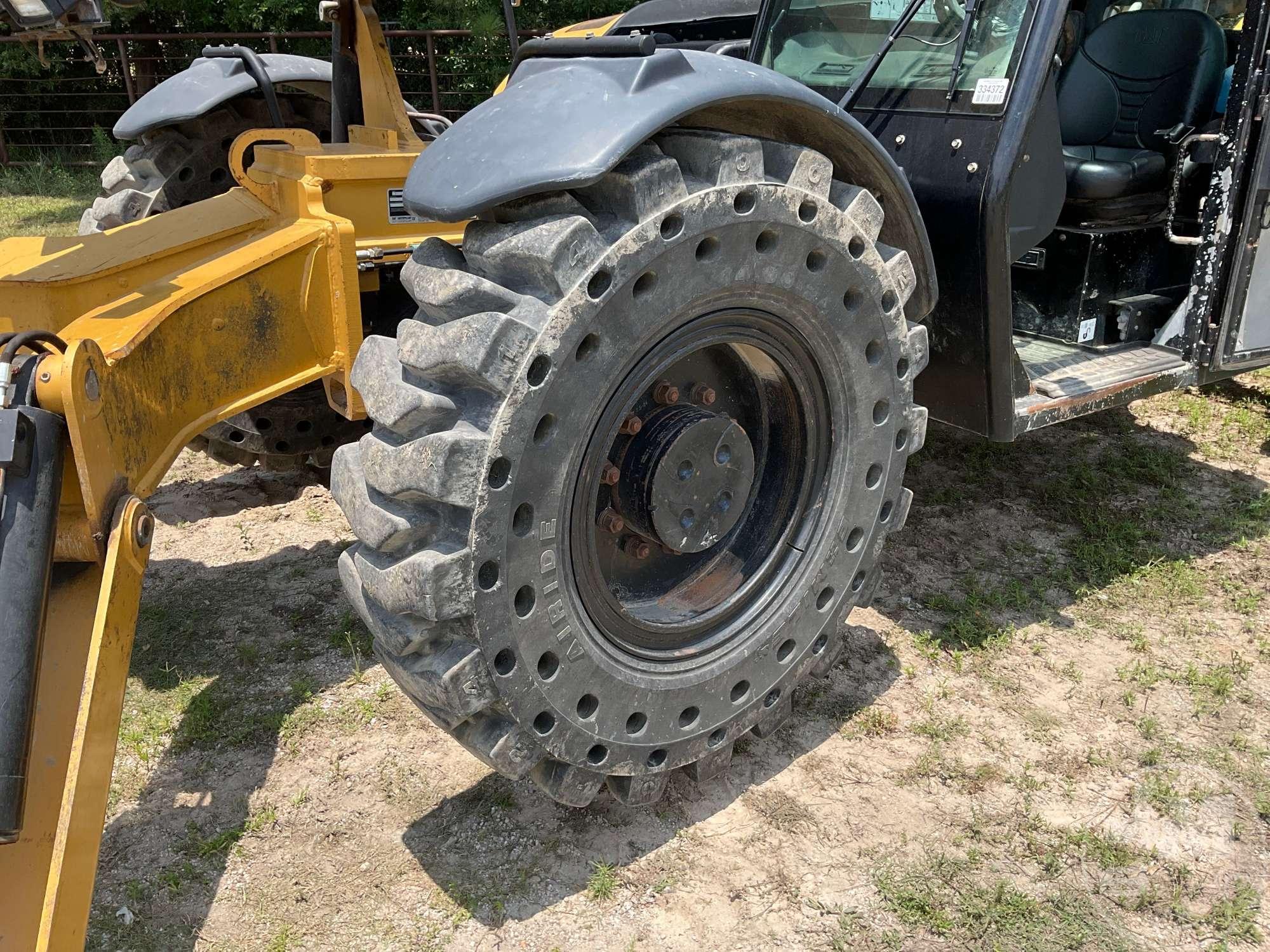 2015 CATERPILLAR TL1055C TELESCOPIC FORKLIFT SN: KDE01579