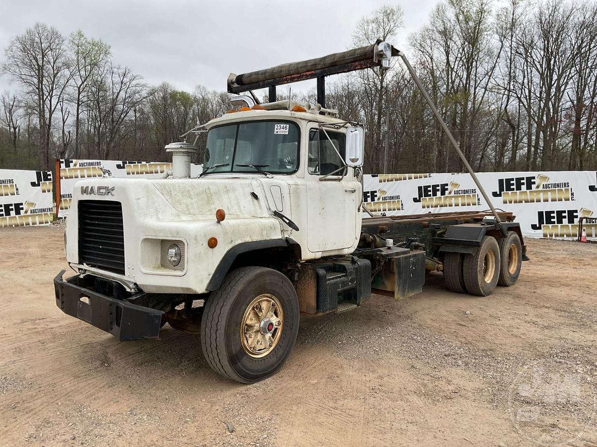 1994 MACK DM690S T/A ROLL OFF TRUCK VIN: 1M2B206CXRM013070