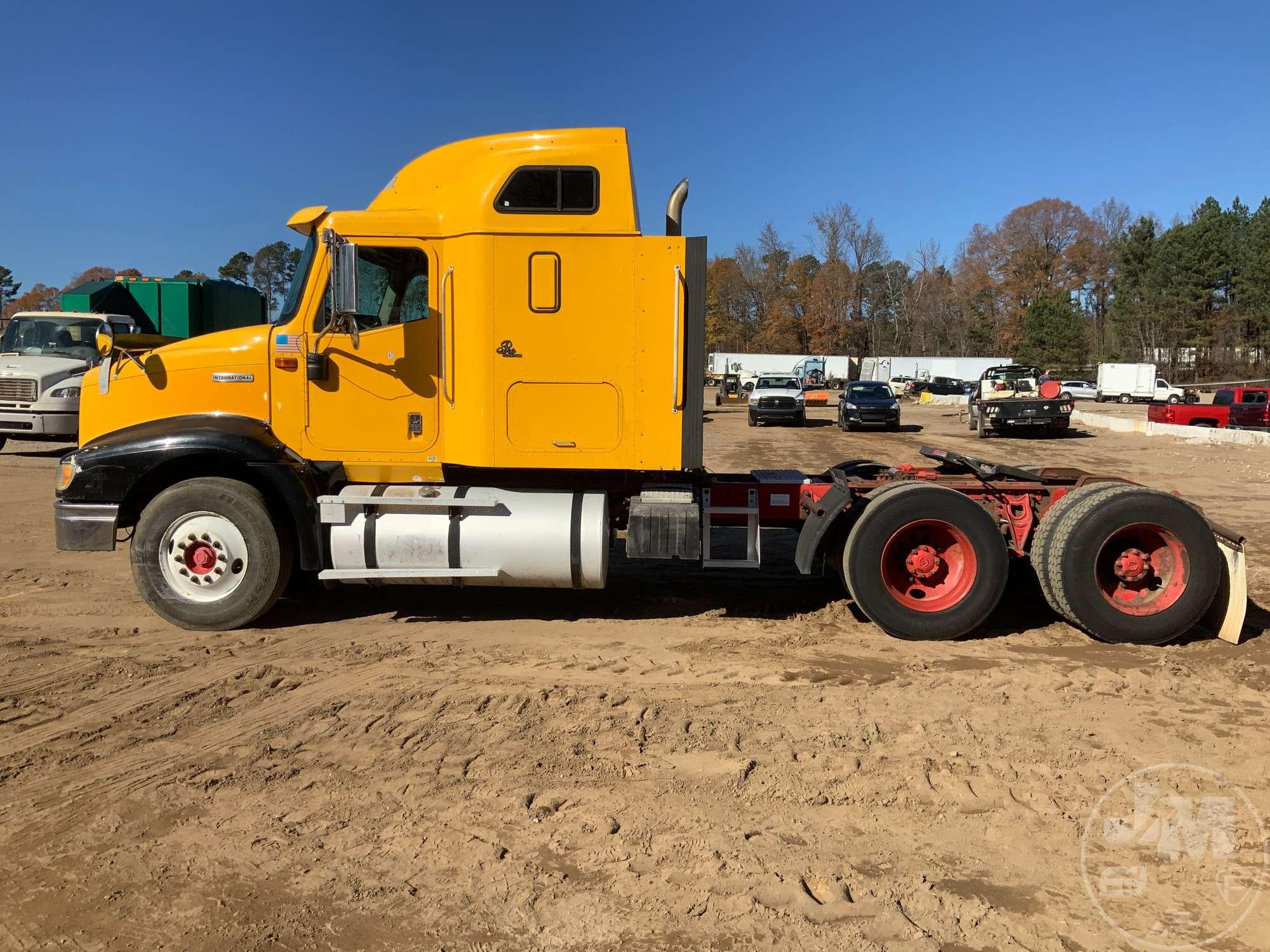 2001 INTERNATIONAL 9200I TANDEM AXLE TRUCK TRACTOR VIN: 2HSCEAHR21C070401