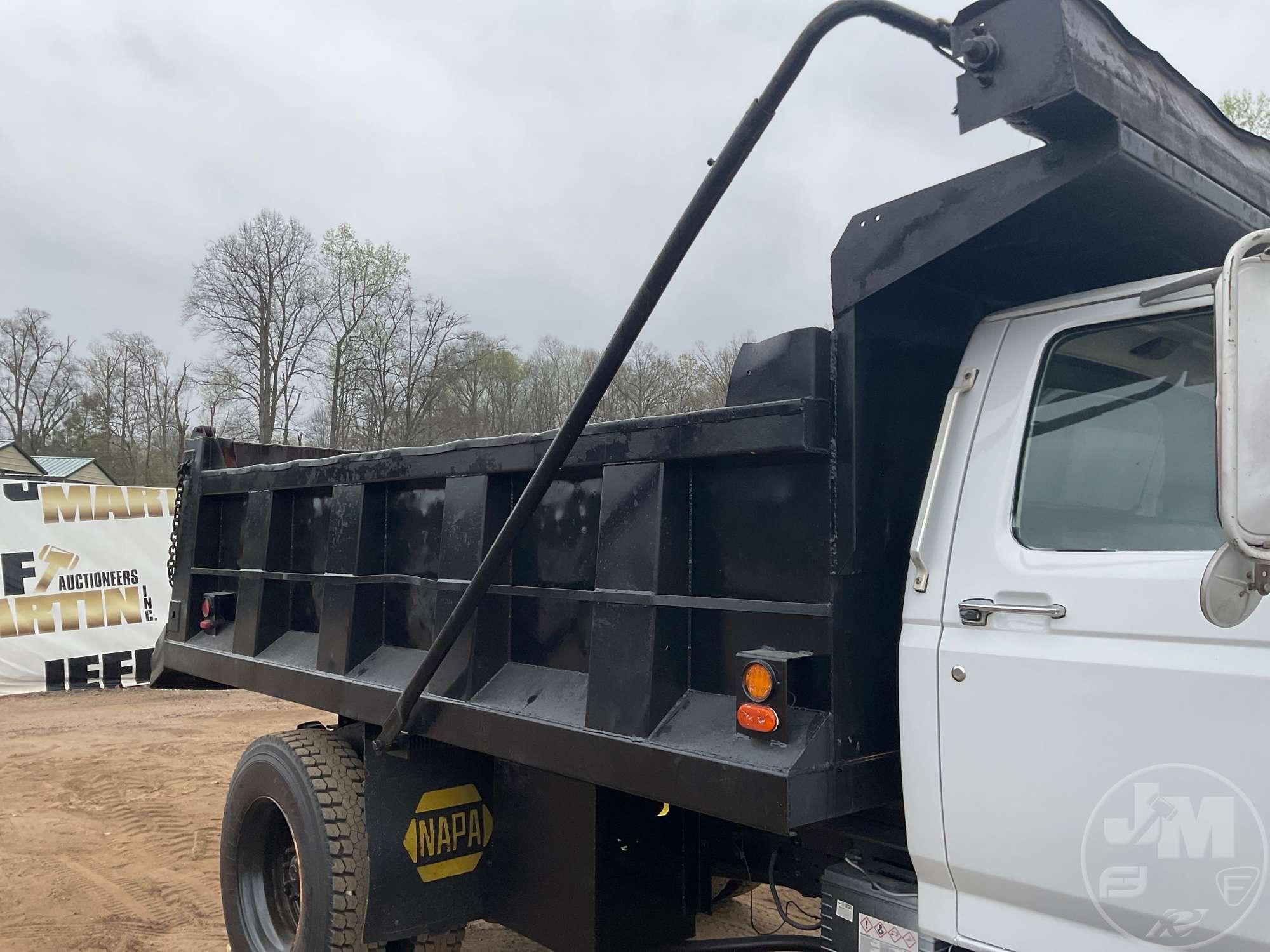 1988 FORD F-700 SINGLE AXLE DUMP TRUCK VIN: 1FDWF70H8JVA31097