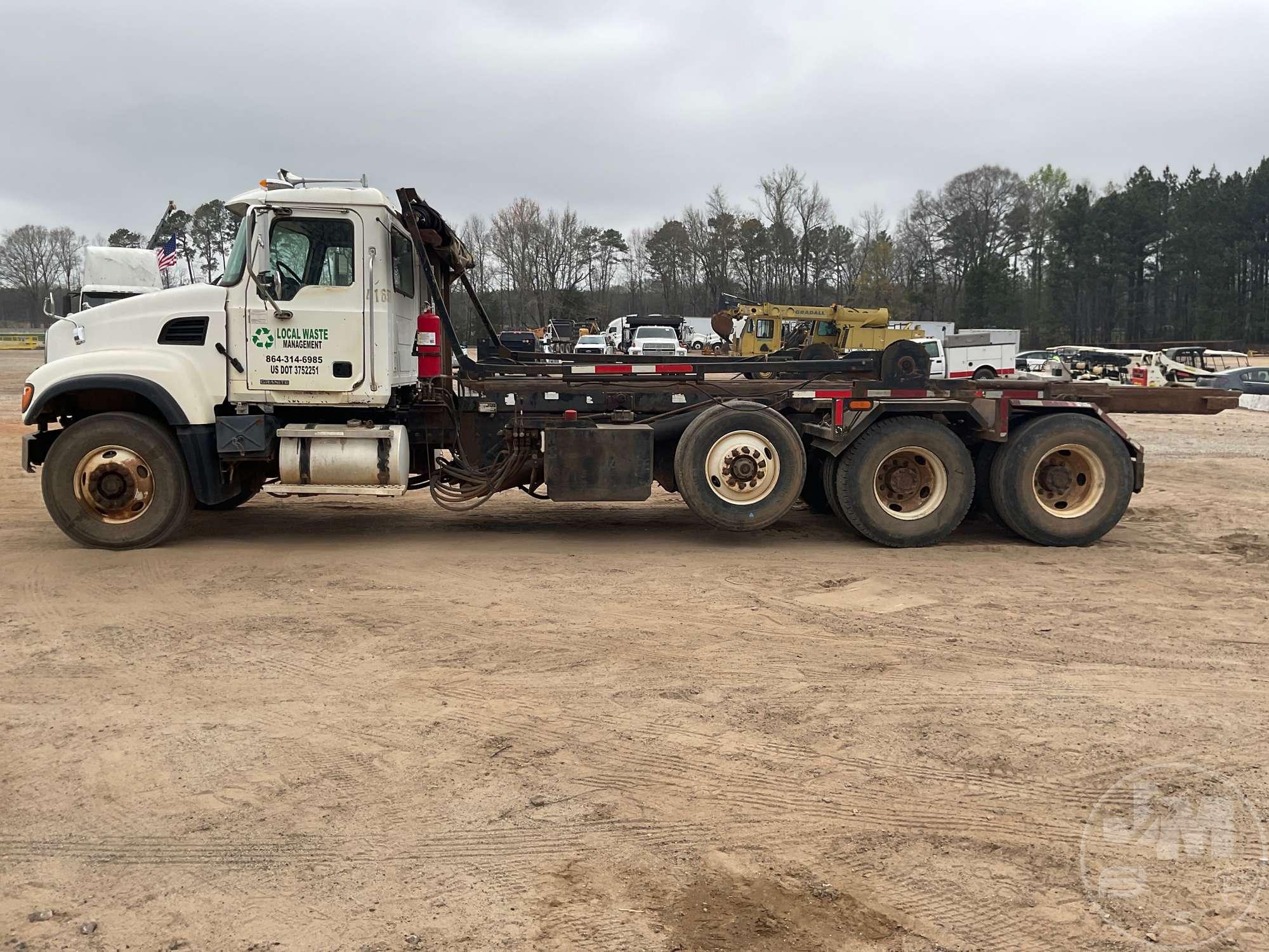 2005 MACK CV TRI ROLL OFF TRUCK VIN: 1M2AG11C15M019098