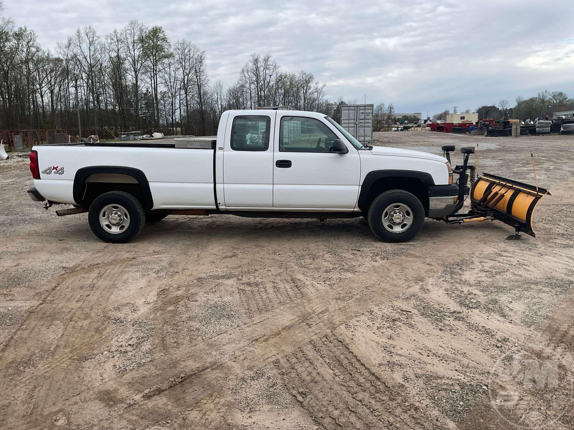 2003 CHEVROLET SILVERADO 2500 EXTENDED CAB 4X4 PICKUP VIN: 1GCHK29U63E110833