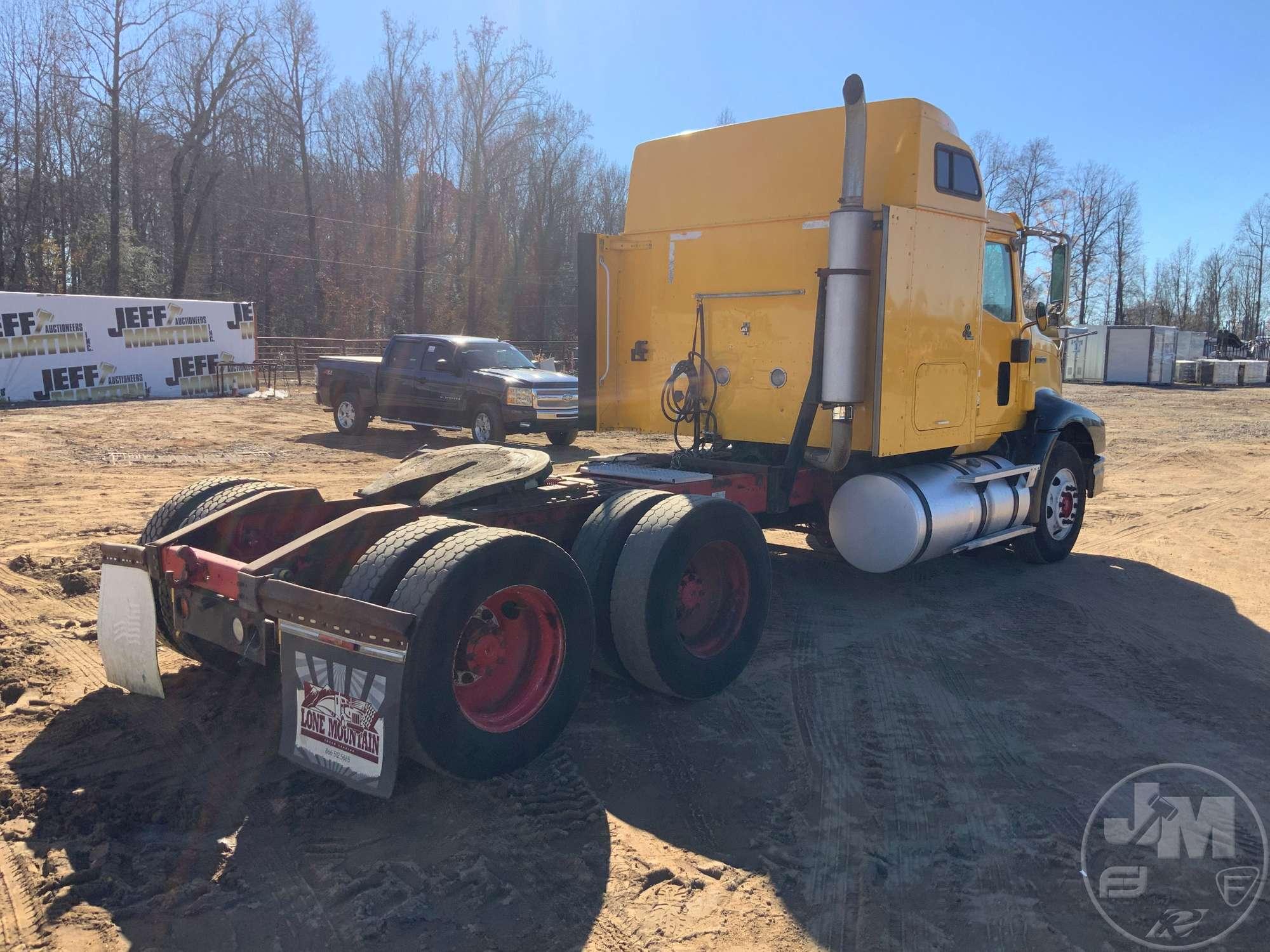 2001 INTERNATIONAL 9200I TANDEM AXLE TRUCK TRACTOR VIN: 2HSCEAHR21C070401