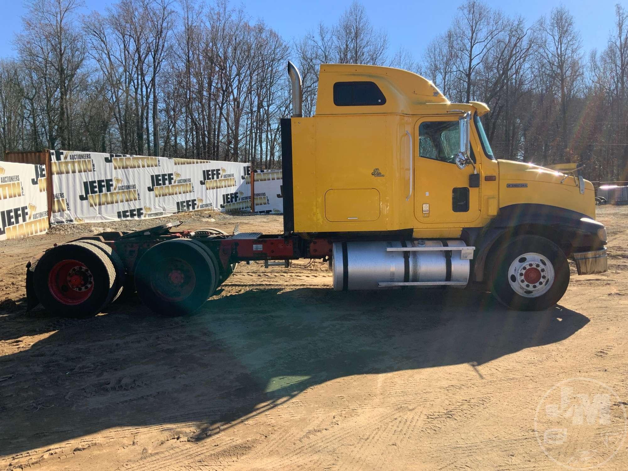 2001 INTERNATIONAL 9200I TANDEM AXLE TRUCK TRACTOR VIN: 2HSCEAHR21C070401