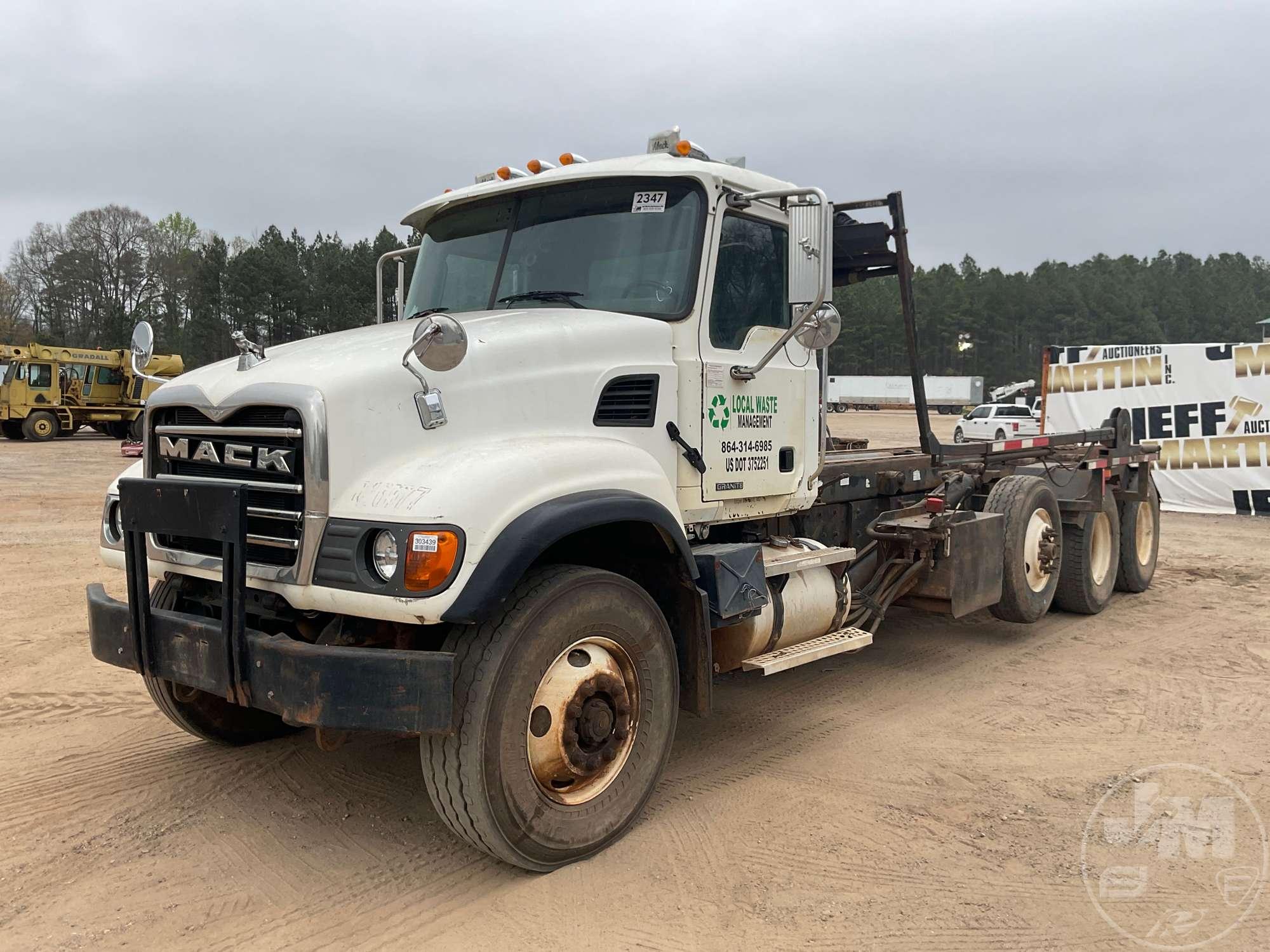 2005 MACK CV TRI ROLL OFF TRUCK VIN: 1M2AG11C15M019098