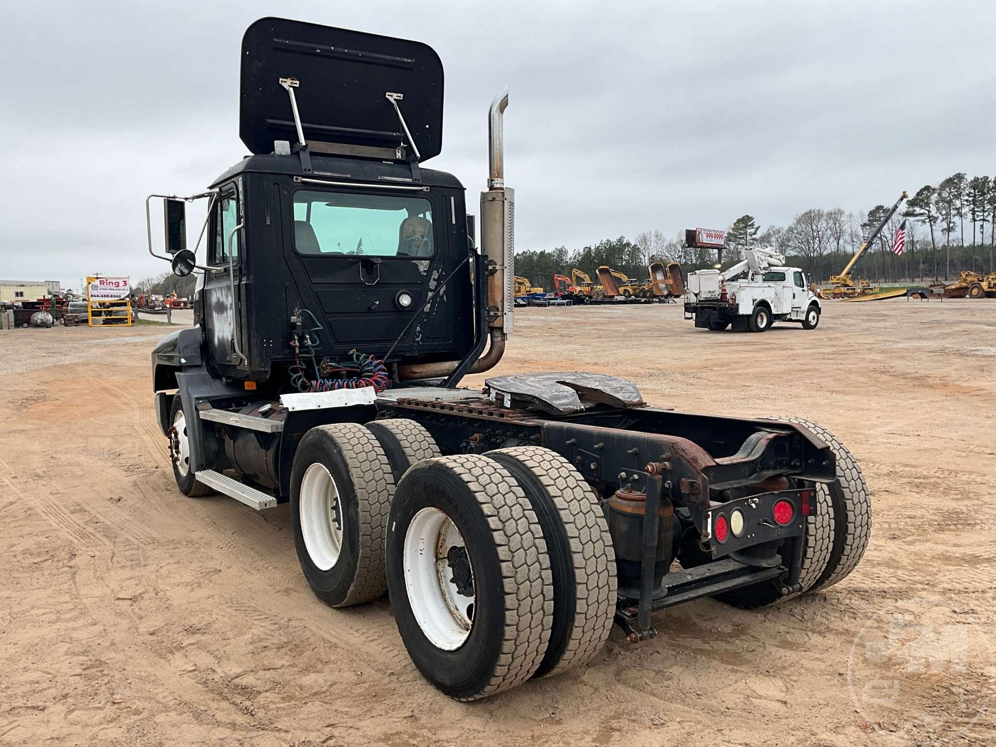 2001 MACK CH TANDEM AXLE DAY CAB TRUCK TRACTOR VIN: 1M1AA13Y91W138546